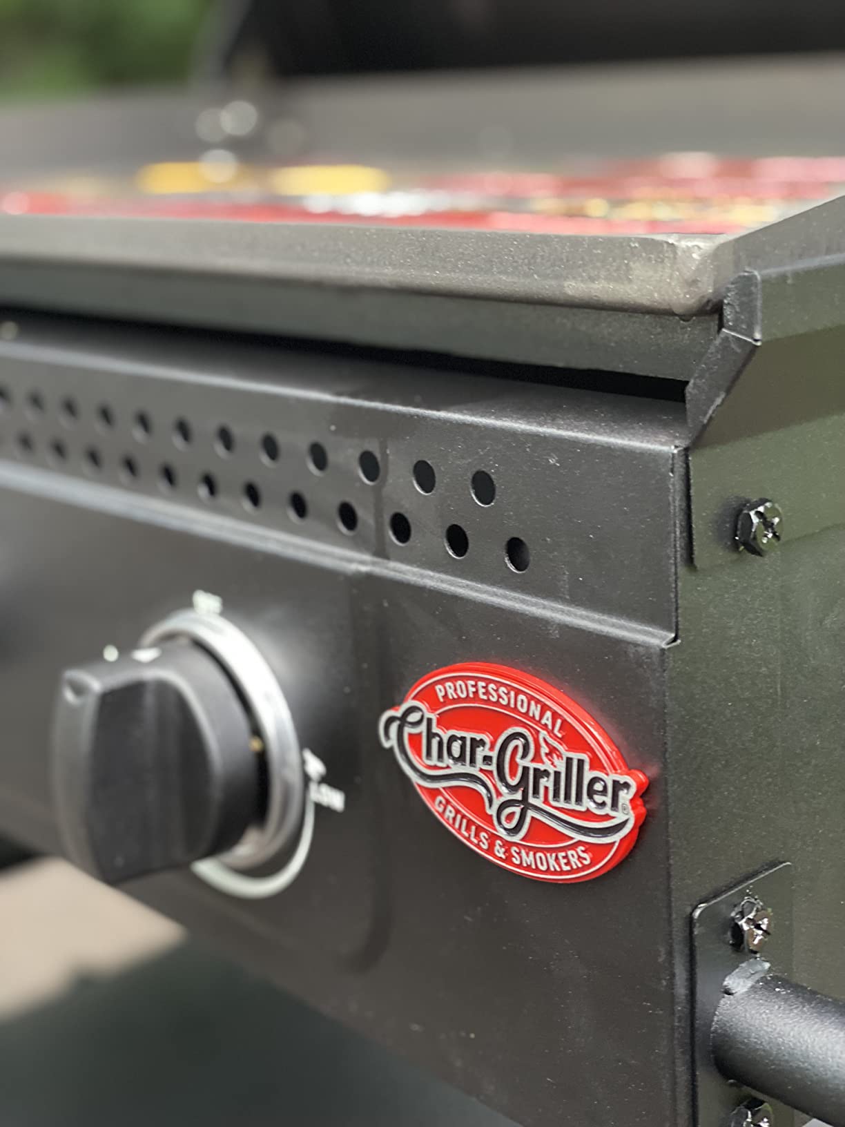 Char-Griller Flat Iron 3-Burner Propane Gas Flat-Top Griddle with Steel Griddle Top, Hinged Lid and Wind Guards, 520 Cooking Square Inches in Black, Model 8428 customer photo 1