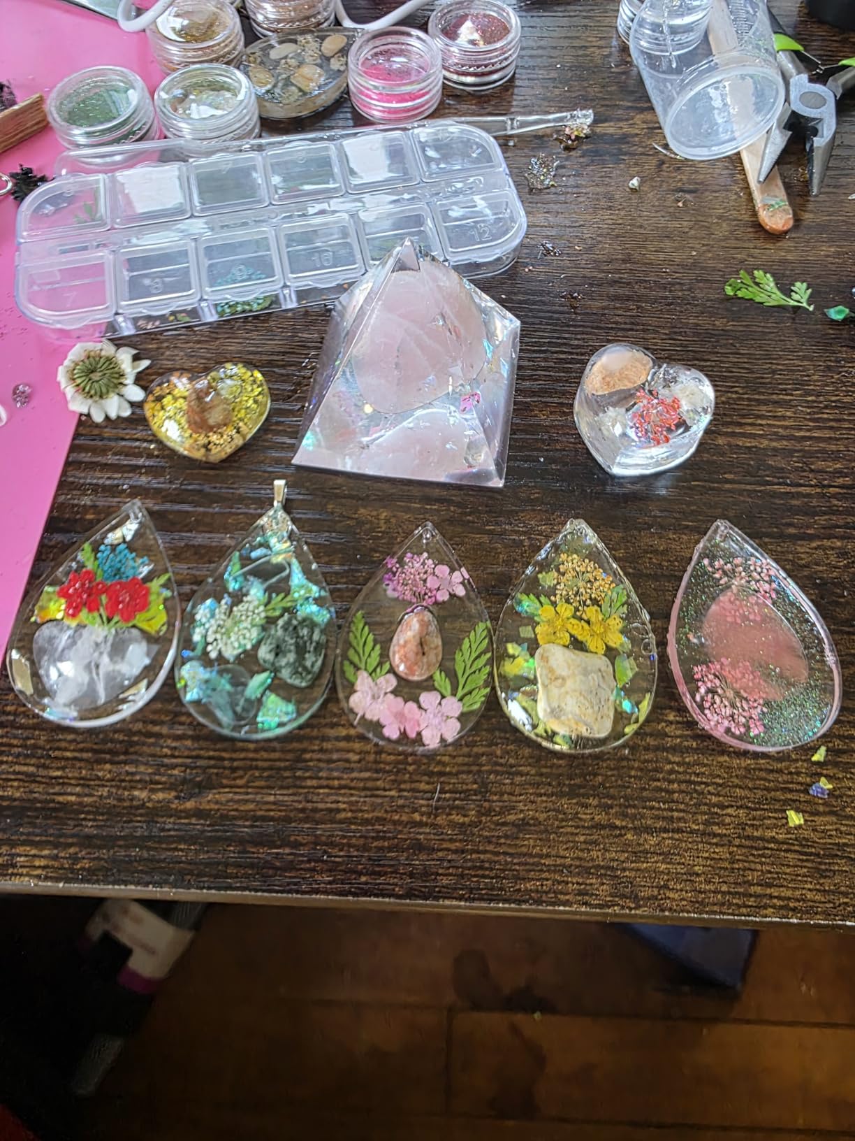 LET'S RESIN UV Resin Jewelry Making Kit - 153Pcs Crystal Clear 250g UV Resin Kit with Light, UV Resin Molds, Resin Starter Kit for Beginners, Keychain&Earring Making, Craft Decor customer photo 1