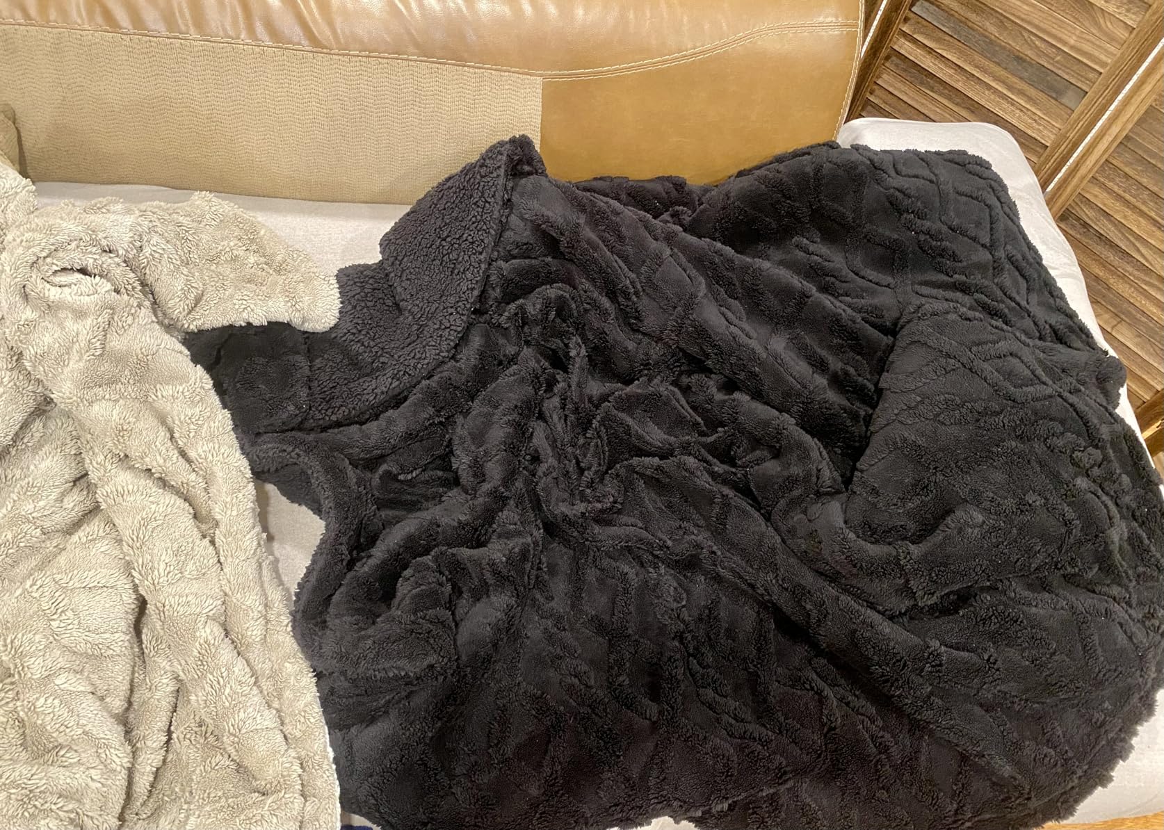 Bedsure Gentlesoft Sherpa Fleece Throw Blanket for Couch - Fluffy & Cozy Cable Jacquard Tufted Throw Gifts for Women and Decor, Thick and Warm Blankets for Winter, Grey, 50x60 Inches customer photo 1