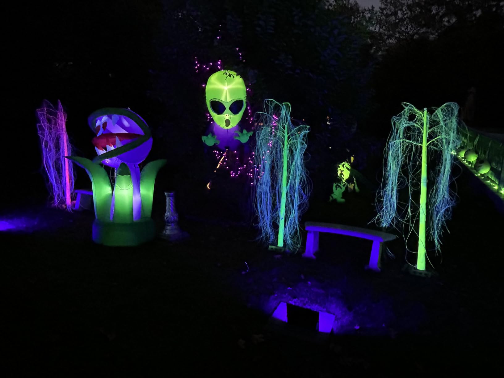 TURNMEON 4 Ft Halloween Inflatables Outdoor Decorations Alien Broke Out from Window with Built-in LED Blow Up Inflatable for Scary Halloween Decoration Party Home Indoor Outside Yard Garden Lawn Decor customer photo 1