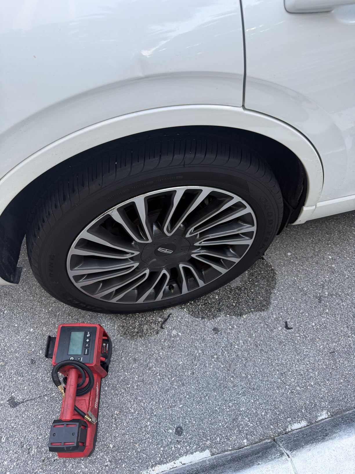 Milwaukee M18 Inflator 2848-20 customer photo 2