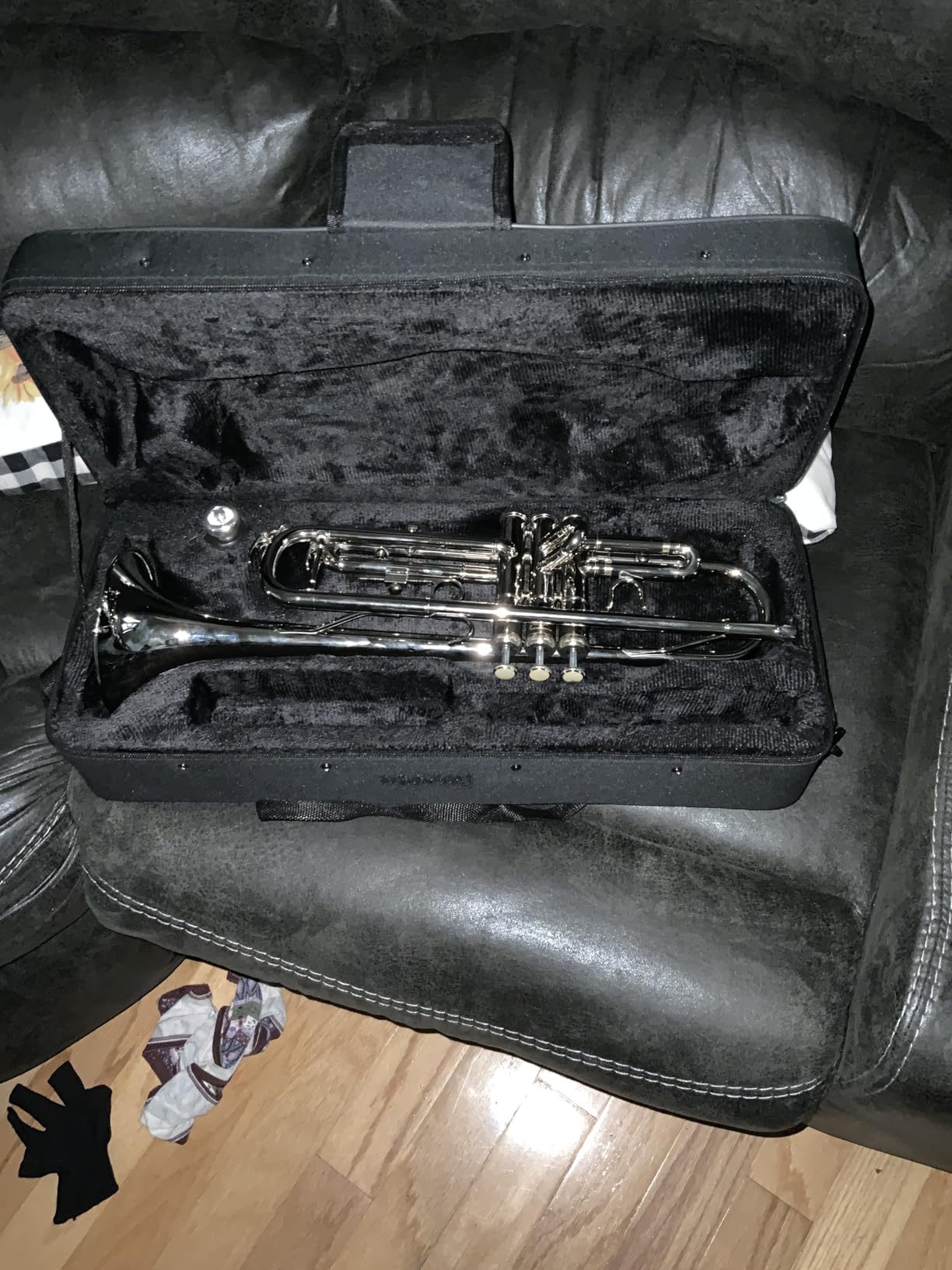 Ktaxon Bb Standard Trumpet for Beginners, Trumpet for Student with Hard Case, 7C Mouthpiece, Cleaning Cloth, Gloves, Brass Instruments for Kids and Adults (Gold) customer photo 2