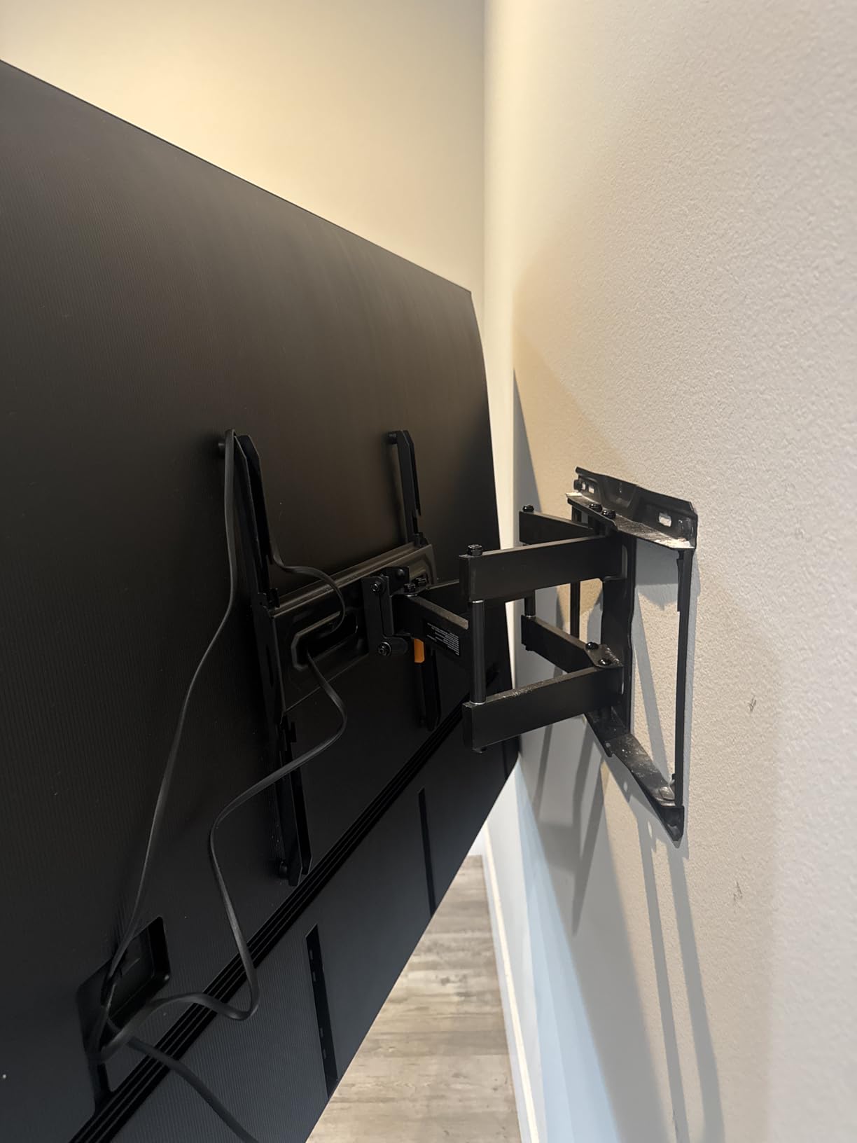 Perlegear UL Listed Full Motion TV Wall Mount for 42-90
