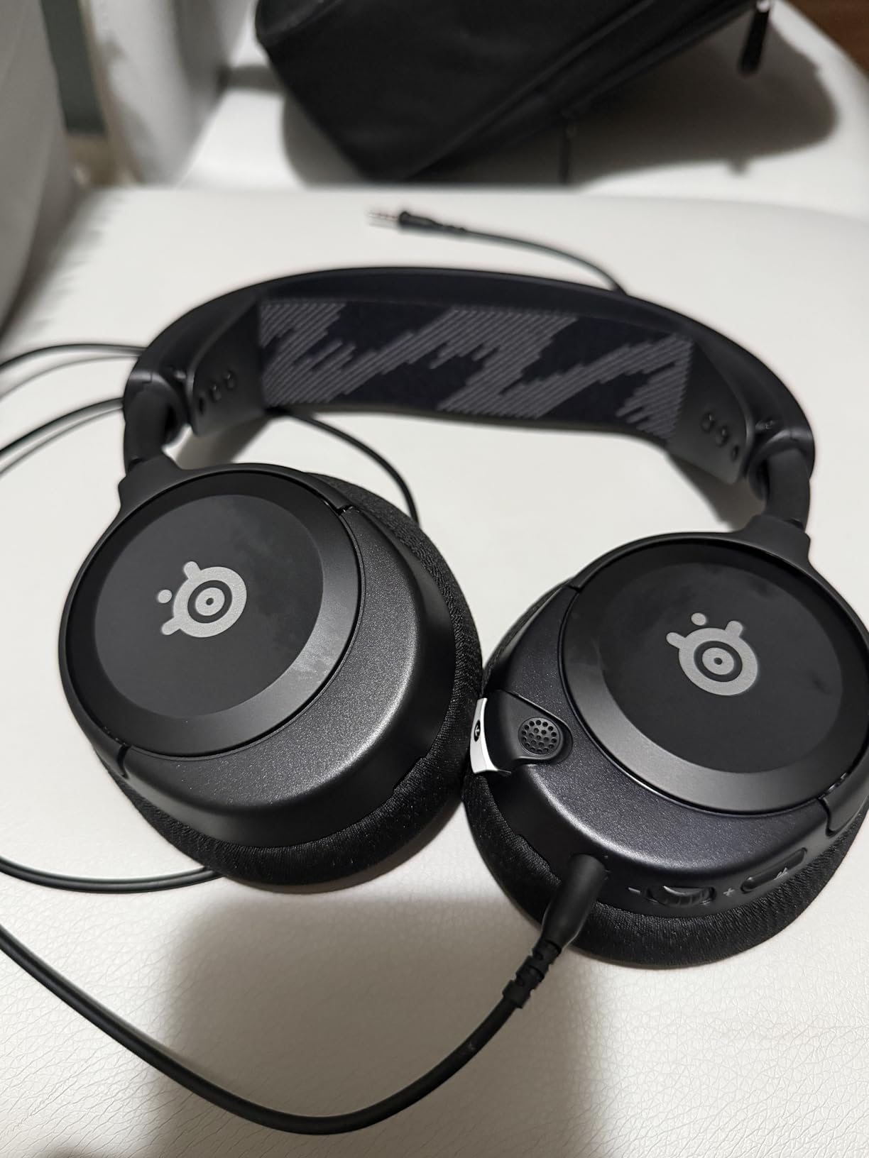 SteelSeries Arctis Nova 1 Multi-System Gaming Headset - Hi-Fi Drivers - 360° Spatial Audio - Comfort Design - Durable - Ultra Lightweight - Noise-Cancelling Mic - PC, PS5/PS4, Switch, Xbox - White customer photo 1
