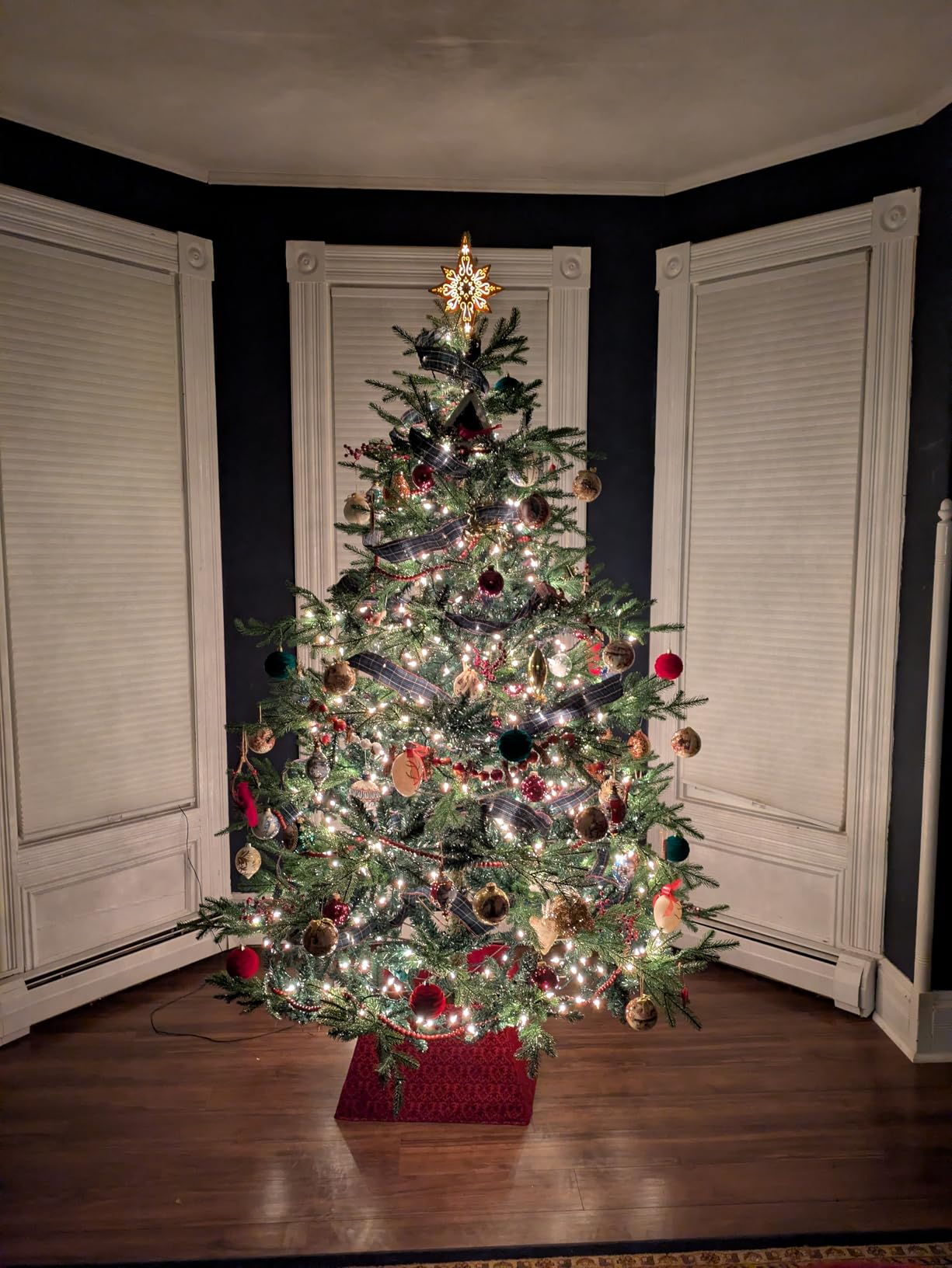 HOMCOM 7.5 Foot Artificial Christmas Tree, Nordic Pine Hinged Xmas Tree with 1218 Realistic Branches, Wide Steel Base, Auto Open, Green customer photo 1