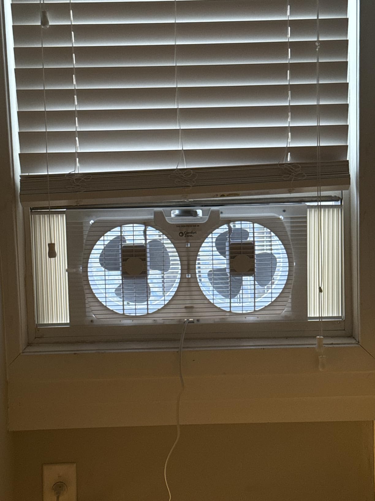 Comfort Zone 9-Inch 3-Speed Reversible Twin Window Fan - Dual Blade Window Exhaust Fan with Auto-Locking Expanders, 22.25
