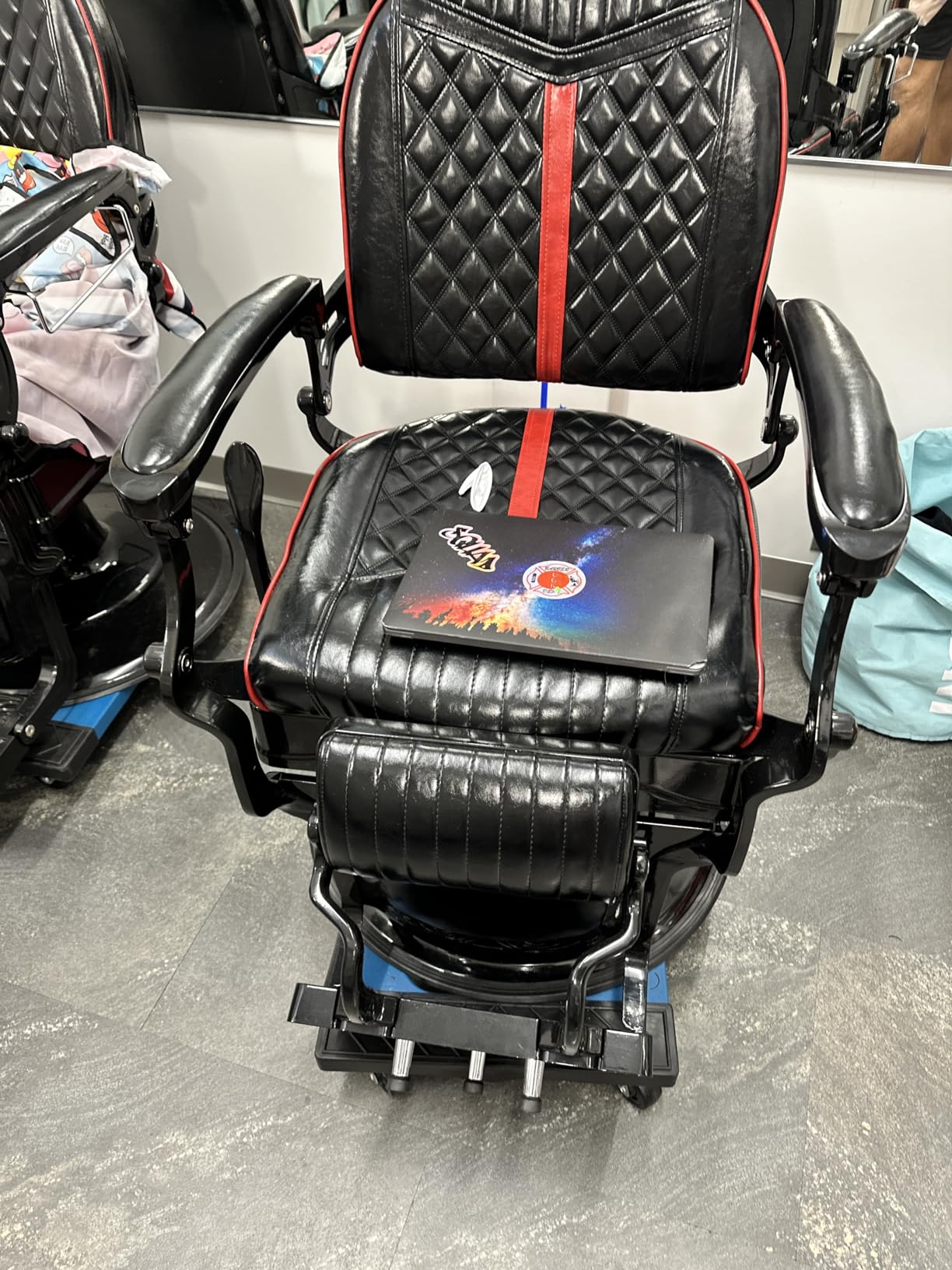 BarberPub Heavy Duty Metal Vintage Barber Chair All Purpose Professional Hydraulic Reclining Salon Beauty Spa Chair Styling Equipment 8730 Black customer photo 2