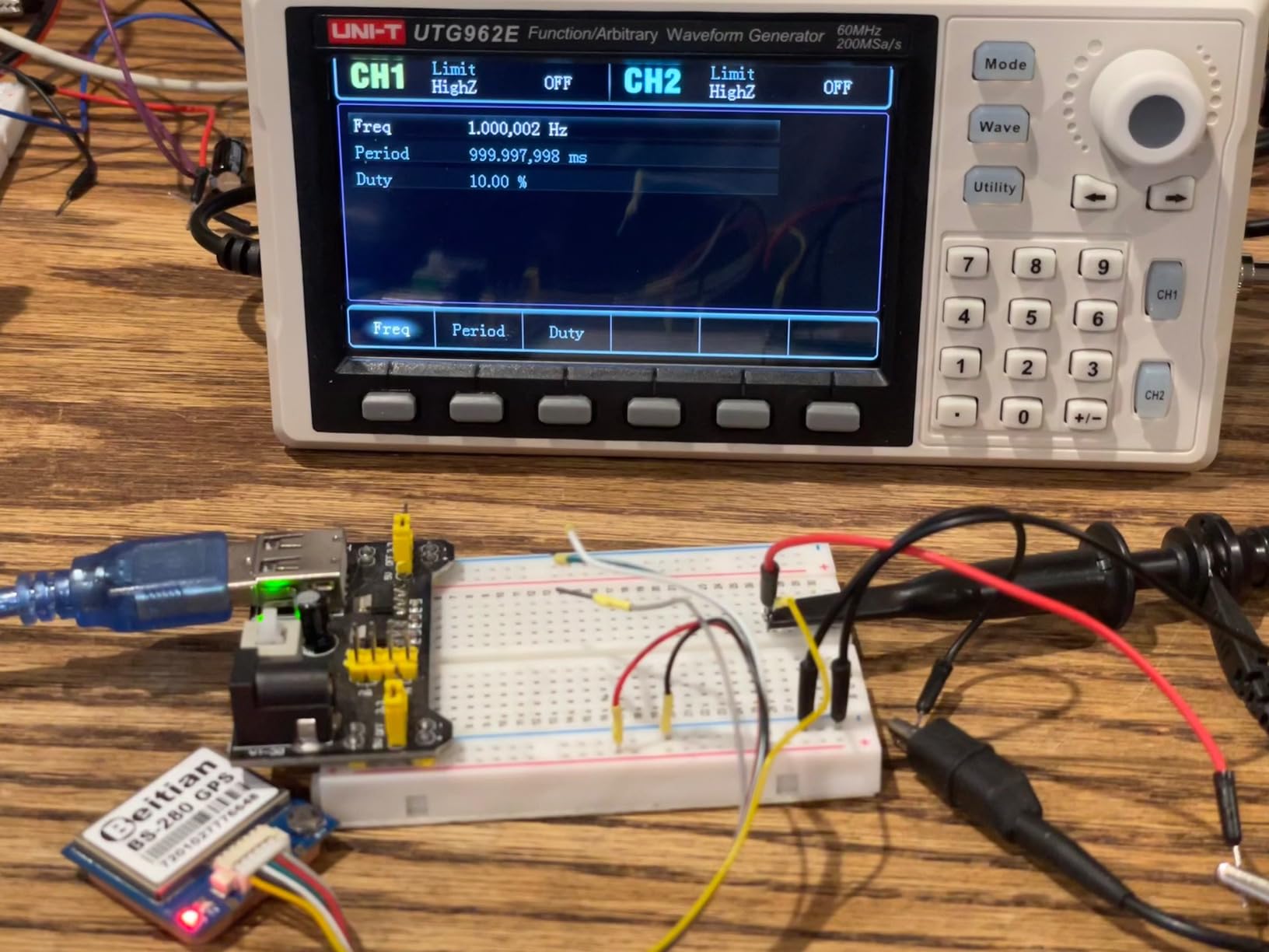 UNI-T UTG962E Arbitrary Waveform Generator Function Generator Kit 60MHz Dual-Channel 200MSa/s 14 Bits Frequency Signal Generator customer photo 1