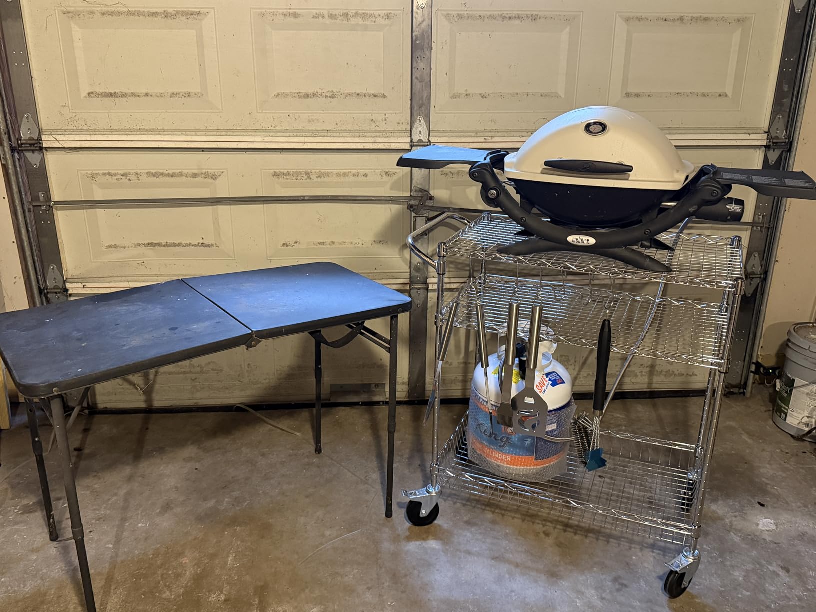 VEVOR Kitchen Utility Cart, 3 Tiers, Wire Rolling Table with 661 LBS Capacity, Steel Service Desk on Wheels, Metal Storage Trolley with 6 Hooks customer photo 1