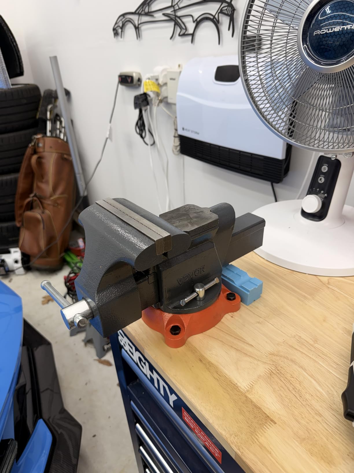 VEVOR Bench Vise, 6-inch Jaw Width 5.9-inch Jaw Opening, 360-Degree Swivel Locking Base Multipurpose Vise w/Anvil, Heavy Duty Ductile Iron Workbench Vise w/Bolts & Nuts, for Drilling, Pipe Cutting customer photo 1