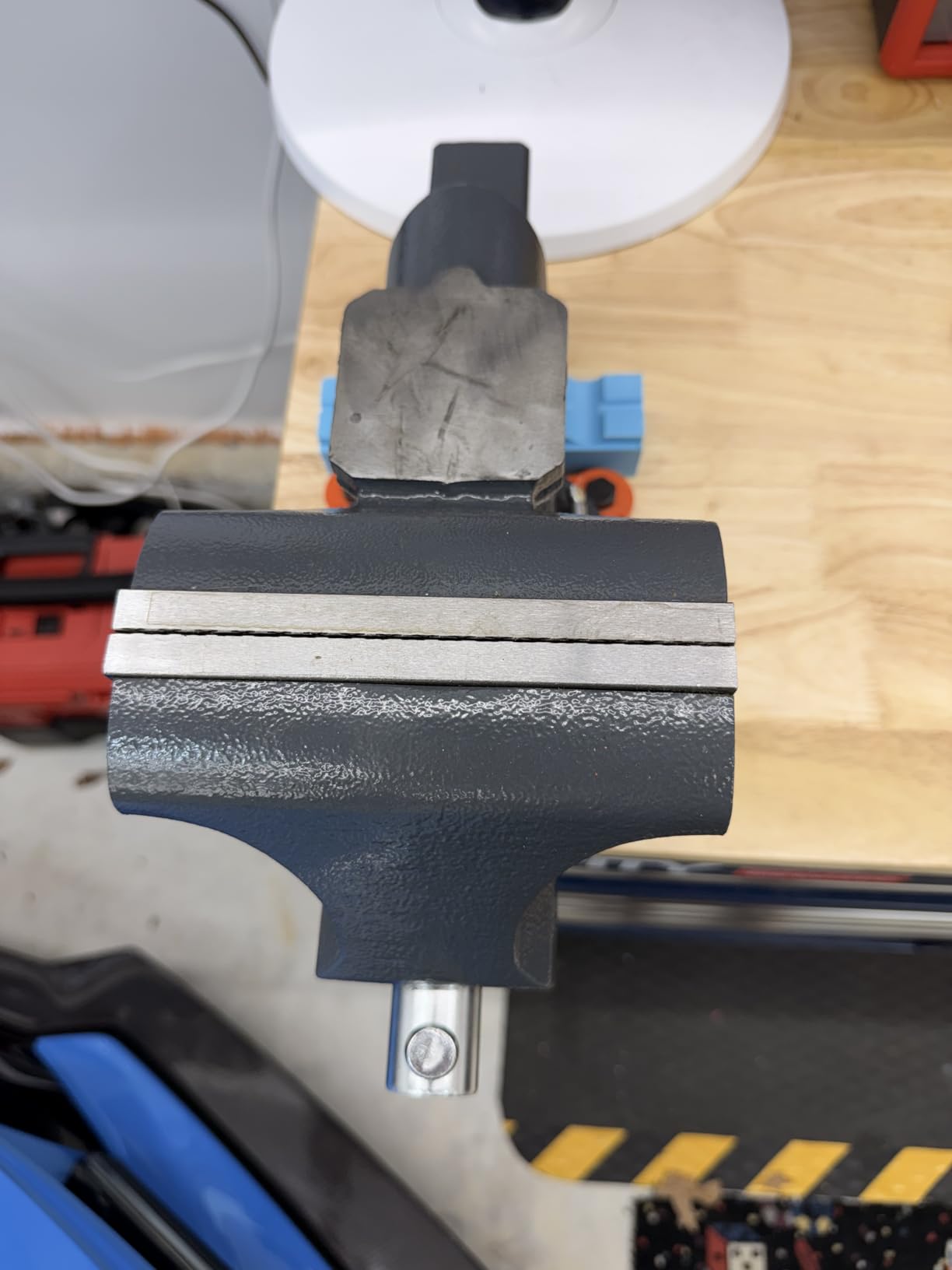 VEVOR Bench Vise, 6-inch Jaw Width 5.9-inch Jaw Opening, 360-Degree Swivel Locking Base Multipurpose Vise w/Anvil, Heavy Duty Ductile Iron Workbench Vise w/Bolts & Nuts, for Drilling, Pipe Cutting customer photo 2