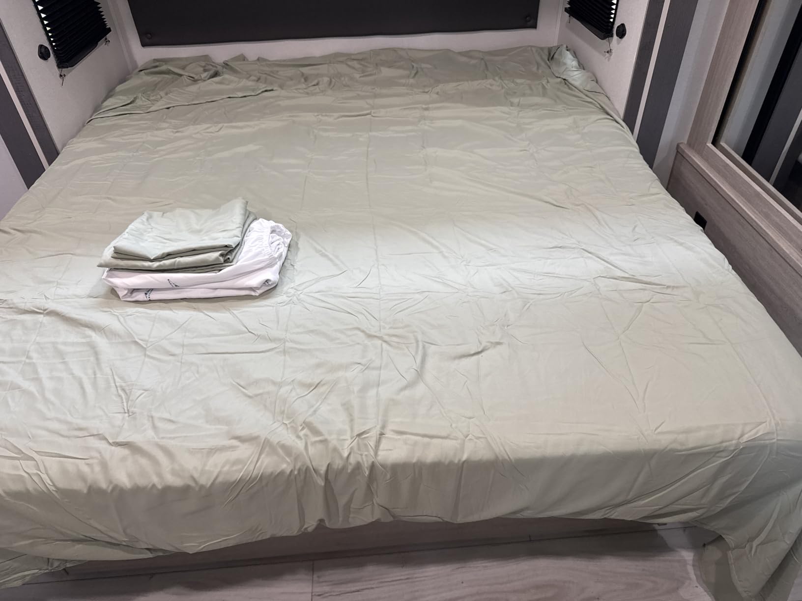 ILAVANDE Queen Sheets Set 6 Piece, Hotel Luxury Super Soft 1800 Series Microfiber Queen Bed Sheets Set - Wrinkle Free & Breathable - 14 Deep Pocket Sheets for Queen Size Bed (Queen, Sage Green) customer photo 1
