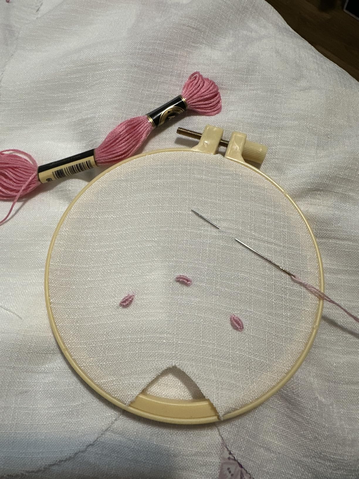 6 Pcs Embroidery Hoop 6 Size, Round Plastic Cross Stitch Hoop with 16 Needles (3.6In to 10.7 in), Small Embroidery Hoop, Cross Stitch Hoops and Frames, Suitable for Embroidery, Craft Sewing customer photo 1