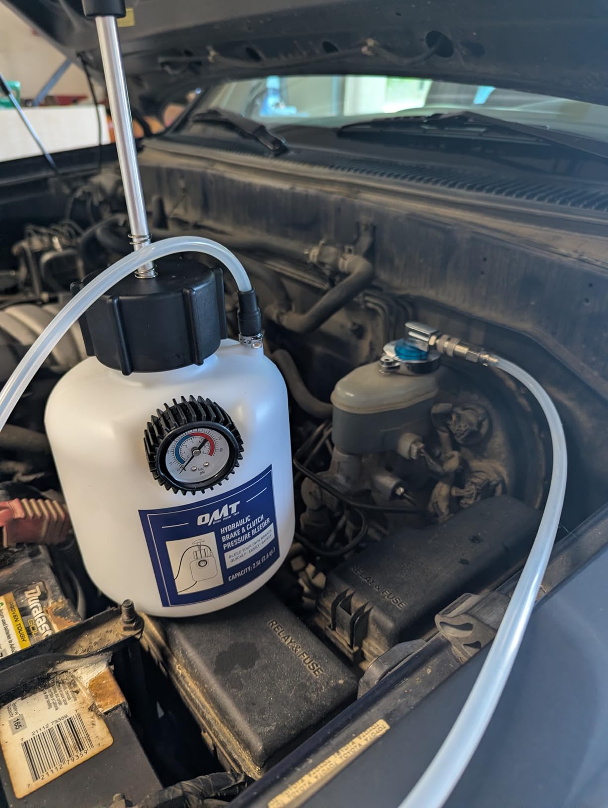 Orion Motor Tech Brake Bleeder Kit, One Person 2.5L Brake Fluid Extractor Compatible with Ford VW BMW More, Brake Pressure Bleeder with 2.6qt Bottle Vacuum Gauge Hose Cap Wrench & European Adapter customer photo 1