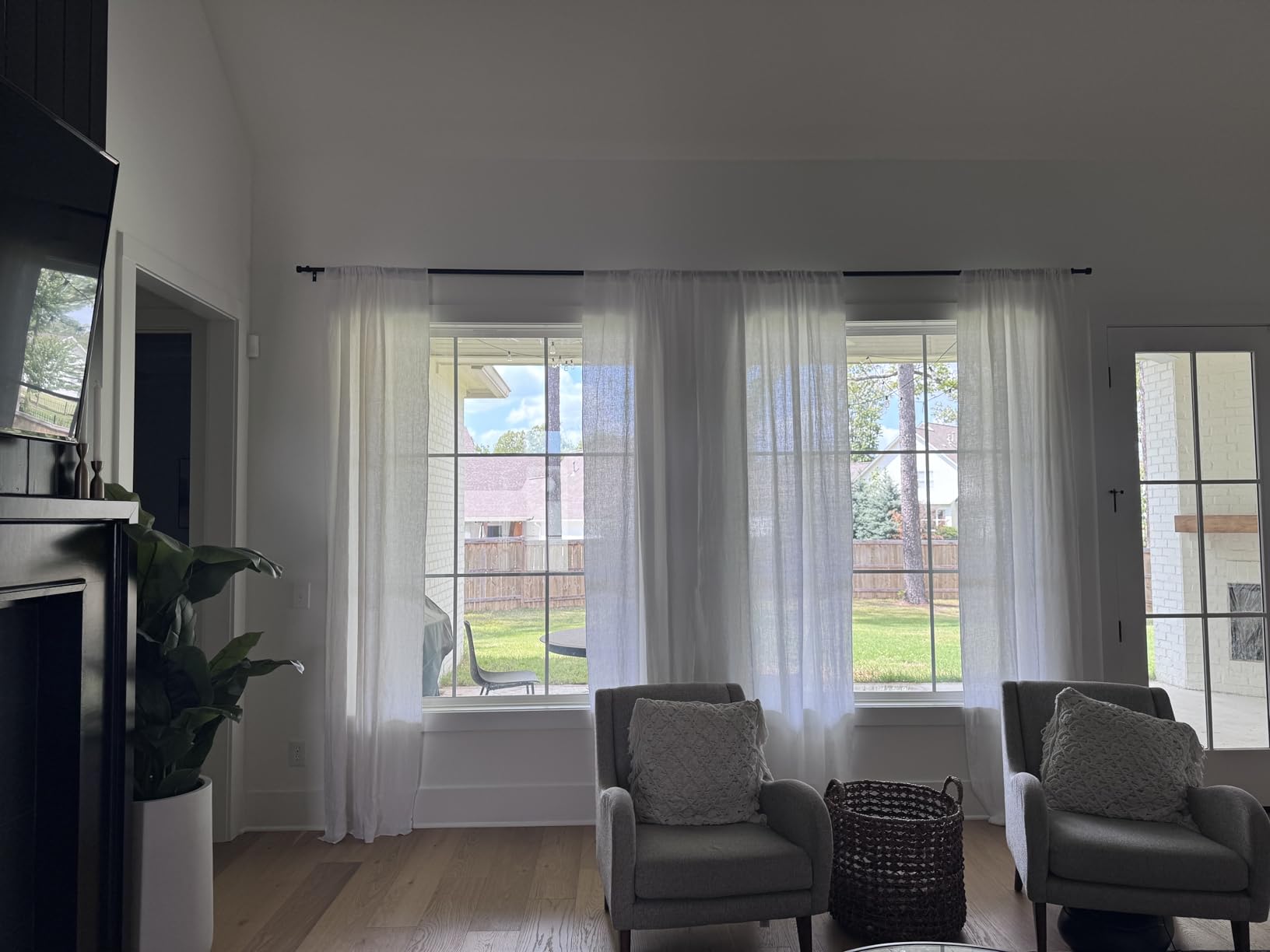 VOIIY Curtain Rods for Windows 48 to 84 Inch(4-7 Feet), Black 1'' Diameter Drapery Rods with End Cap Style Design, Modern Adjustable Heavy Duty Curtain Rod, Size:36''-88'' customer photo 1