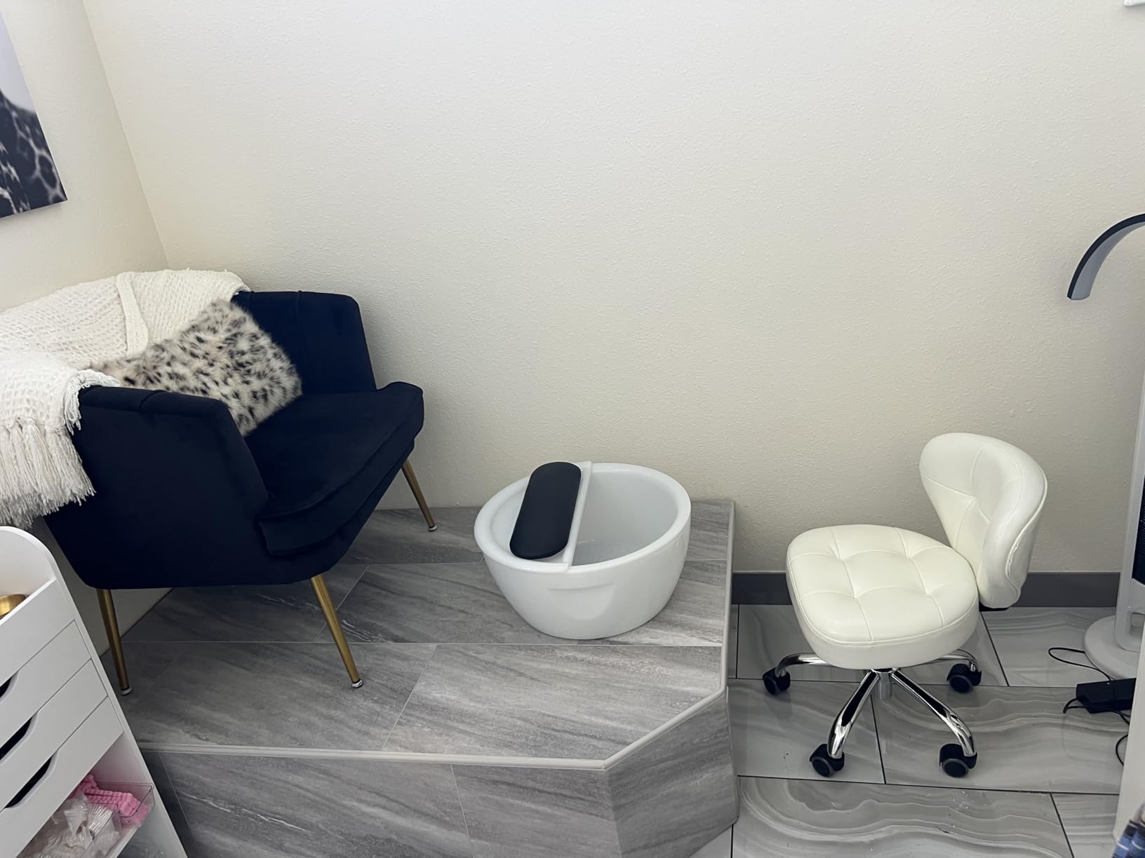 Paddie Pedicure Stool for Nail Tech, Hydraulic Salon Spa Stool Back Support Short Height Adjustable Swivel Chair, Perfect for Massage/Tattoo/Esthetician/Shop/Medical, Black customer photo 1