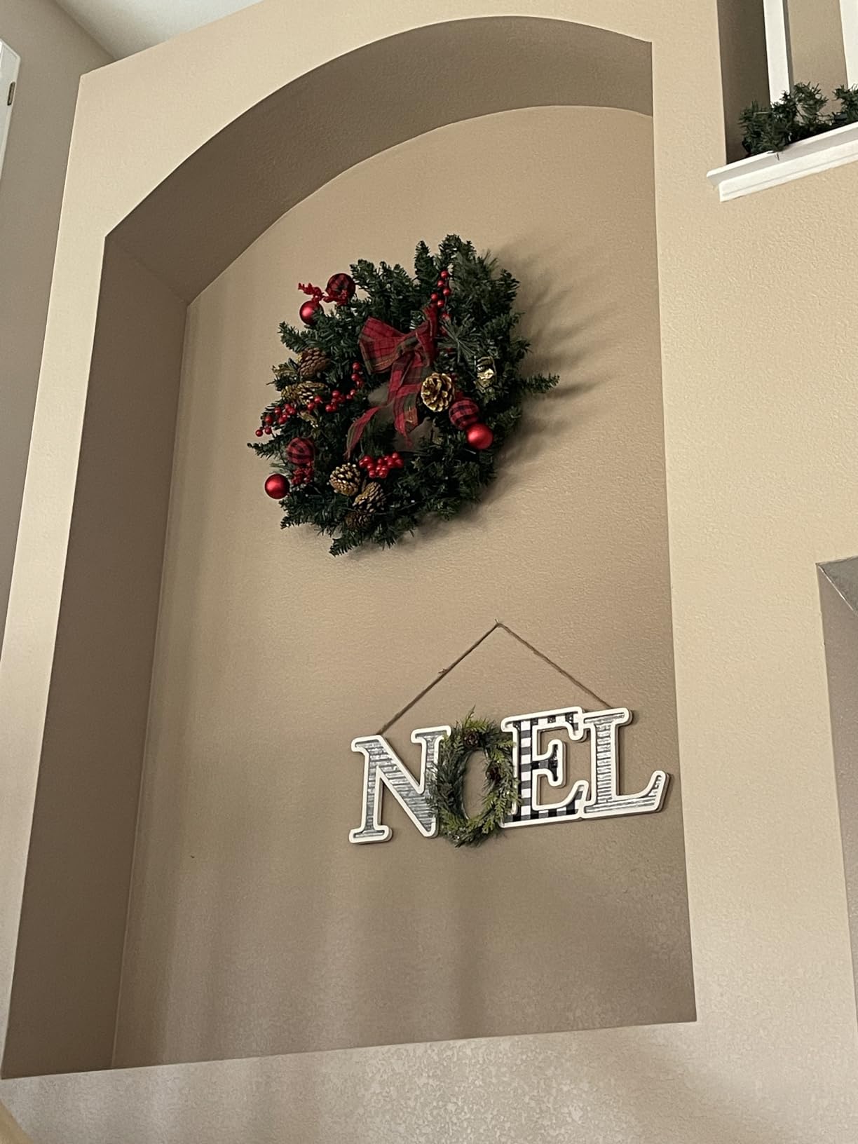CEWOR 24in Christmas Wreaths for Front Door Decorations Pre Lit Artificial Christmas Décor Wreath with Lights Bow Indoor Outdoor Holiday Party Decorations for Windows Yard Wall Mantel Door customer photo 2