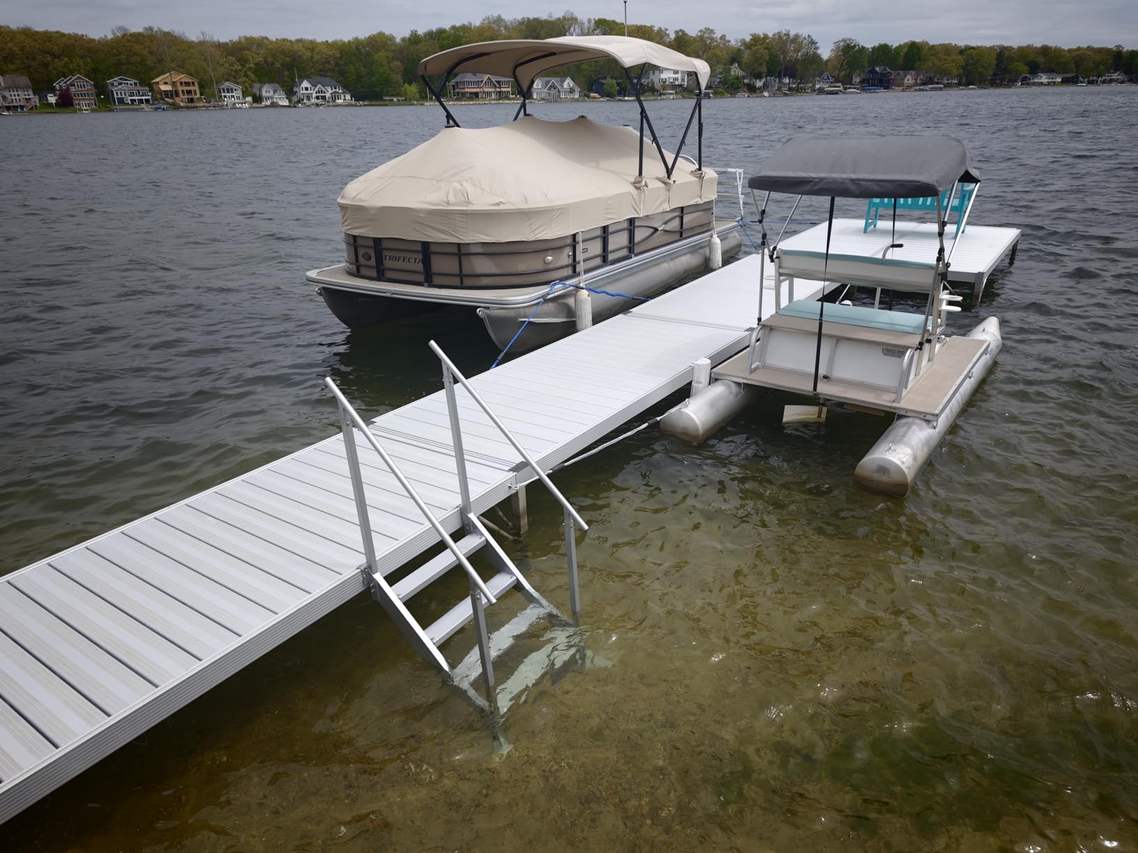 VEVOR Dock Stairs 4 Steps, 500lbs Load Pool Steps, Adjustable Height Aluminum Dock Ladders with Handrails & Widen Nonslip Pedals customer photo 1