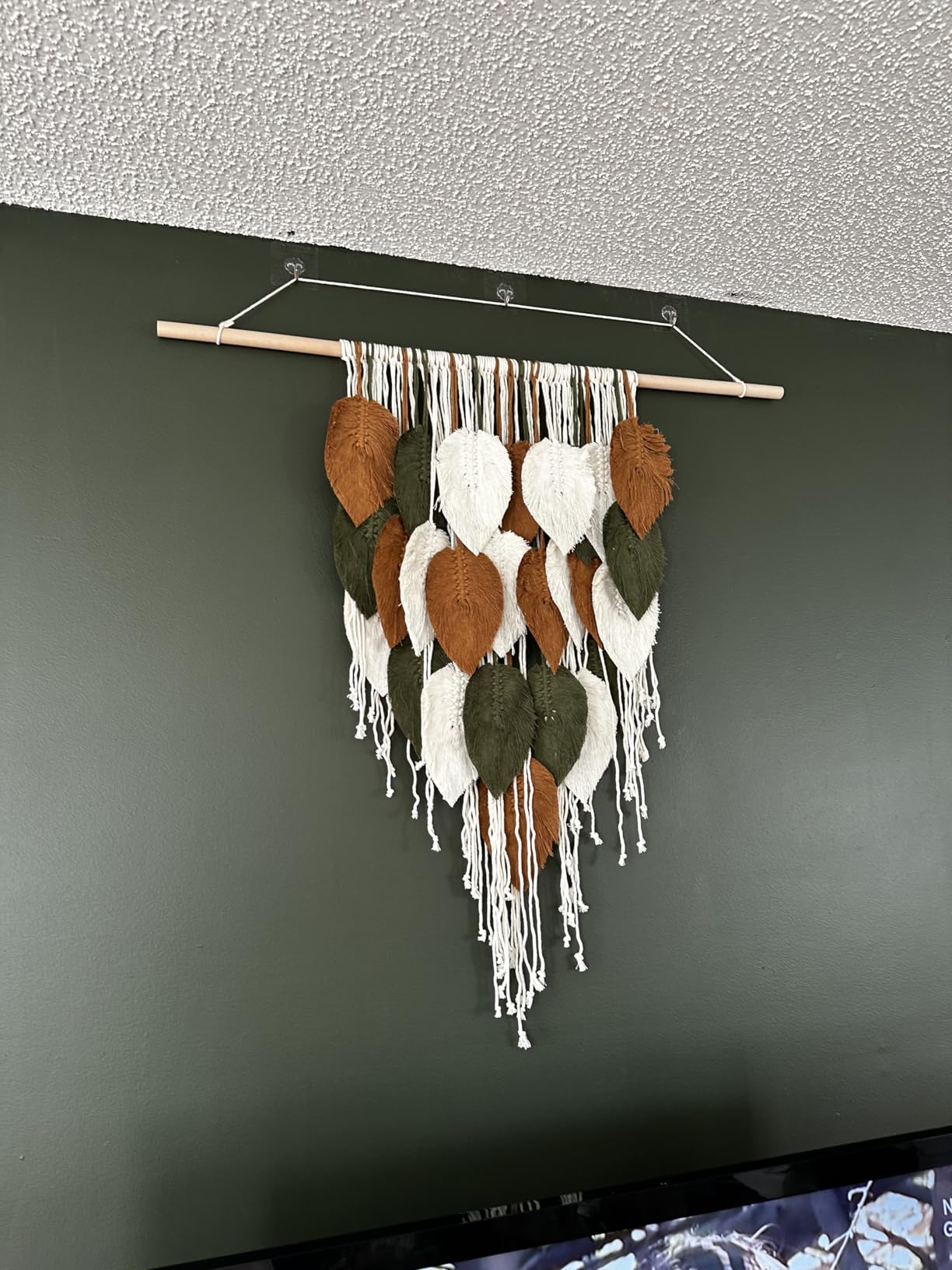 KHOYIME Large Macrame Wall Hanging Boho Woven Tapestry, Chic Home Decor Modern Bohemian Handmade Leaf Feather Wall Art Decorations for Apartment Dorm Living Room Bedroom Nursery Backdrop 39