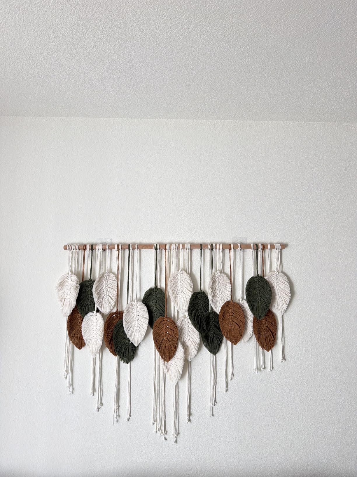 KHOYIME Large Macrame Wall Hanging Boho Woven Tapestry, Chic Home Decor Modern Bohemian Handmade Leaf Feather Wall Art Decorations for Apartment Dorm Living Room Bedroom Nursery Backdrop 39