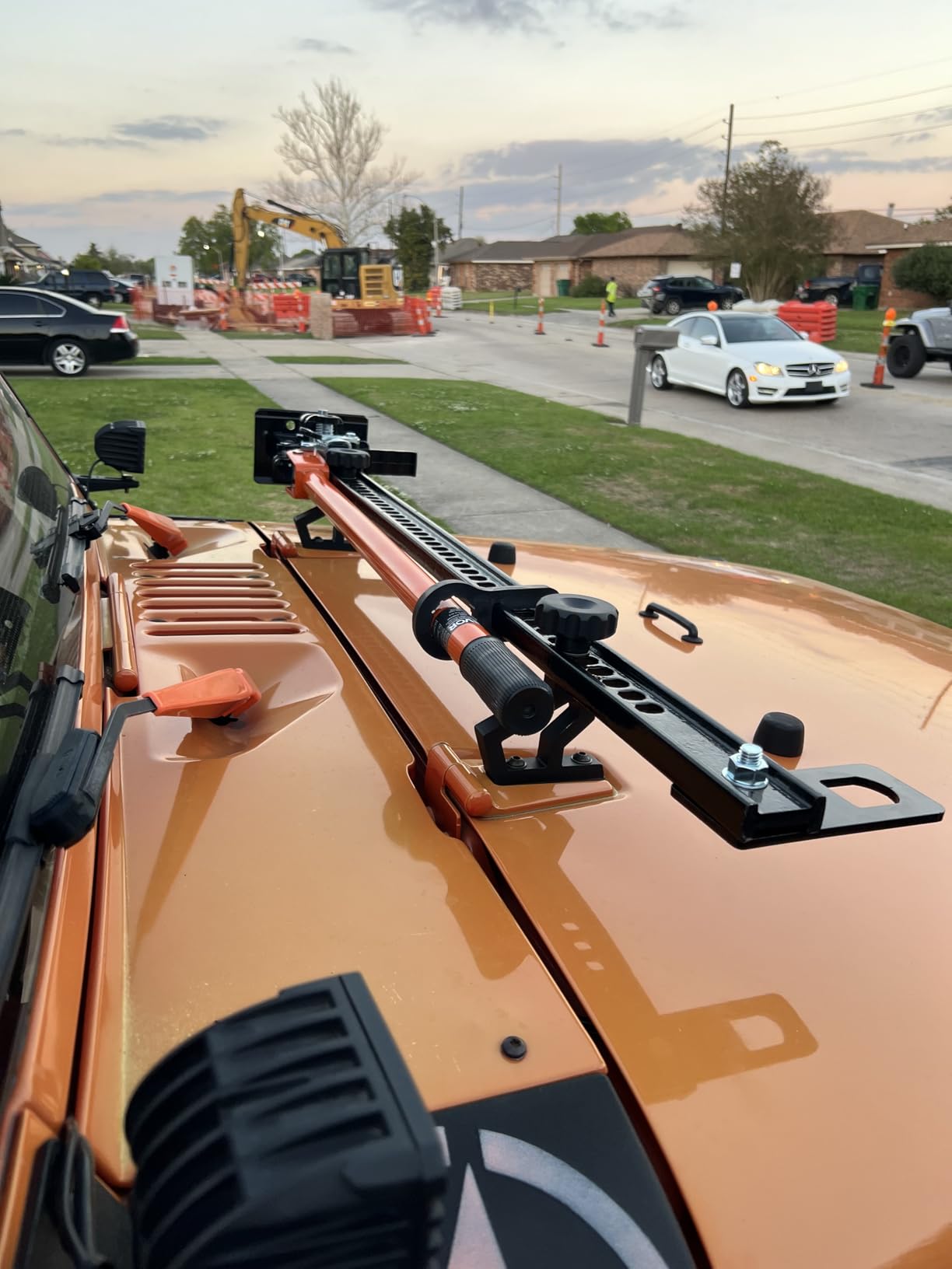 VEVOR Farm Jack 48 inch Utility High Lift, 7000 lbs Capacity Ratcheting Off Road Jeep Jack, Heavy for Tractor, Truck, SUV, Bumper Lift, Orange customer photo 2