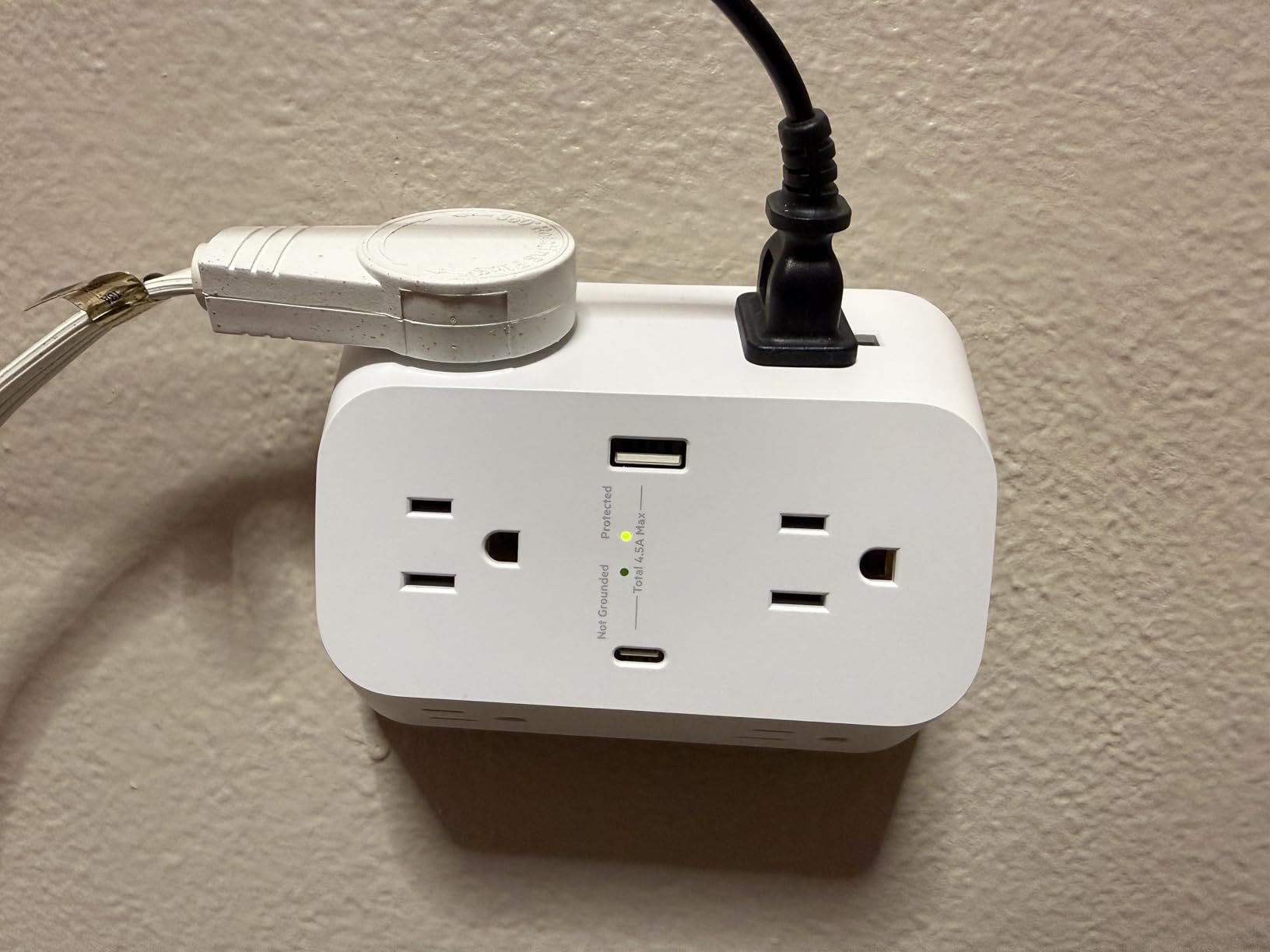Belkin 6-Outlet Surge Protector Power Strip, USB-C & USB-A Ports w/ USB-C PD Fast Charge, ETL-Listed, Wall-Mountable w/ 6 AC Outlets, Overvoltage Protection, LED Indicator, 1,680 Joules of Protection customer photo 1