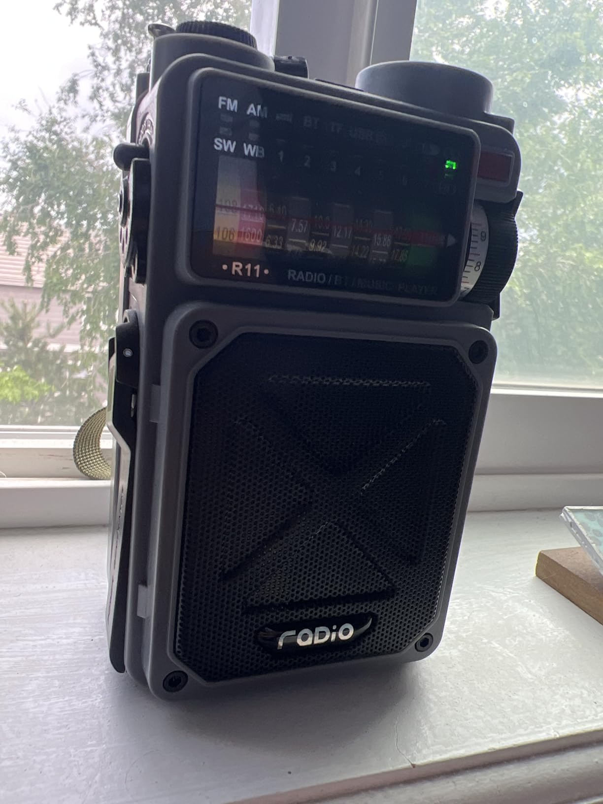 Emgykit R11 Portable Shortwave Radio - 4000mAh/14800mWh NOAA/SW/AM/FM, Solar/Hand Crank/USB Charging, Bluetooth Receiver/USB/TF Playback, with Compass, Flashlight, SOS for Camping & Emergencies - Grey customer photo 1