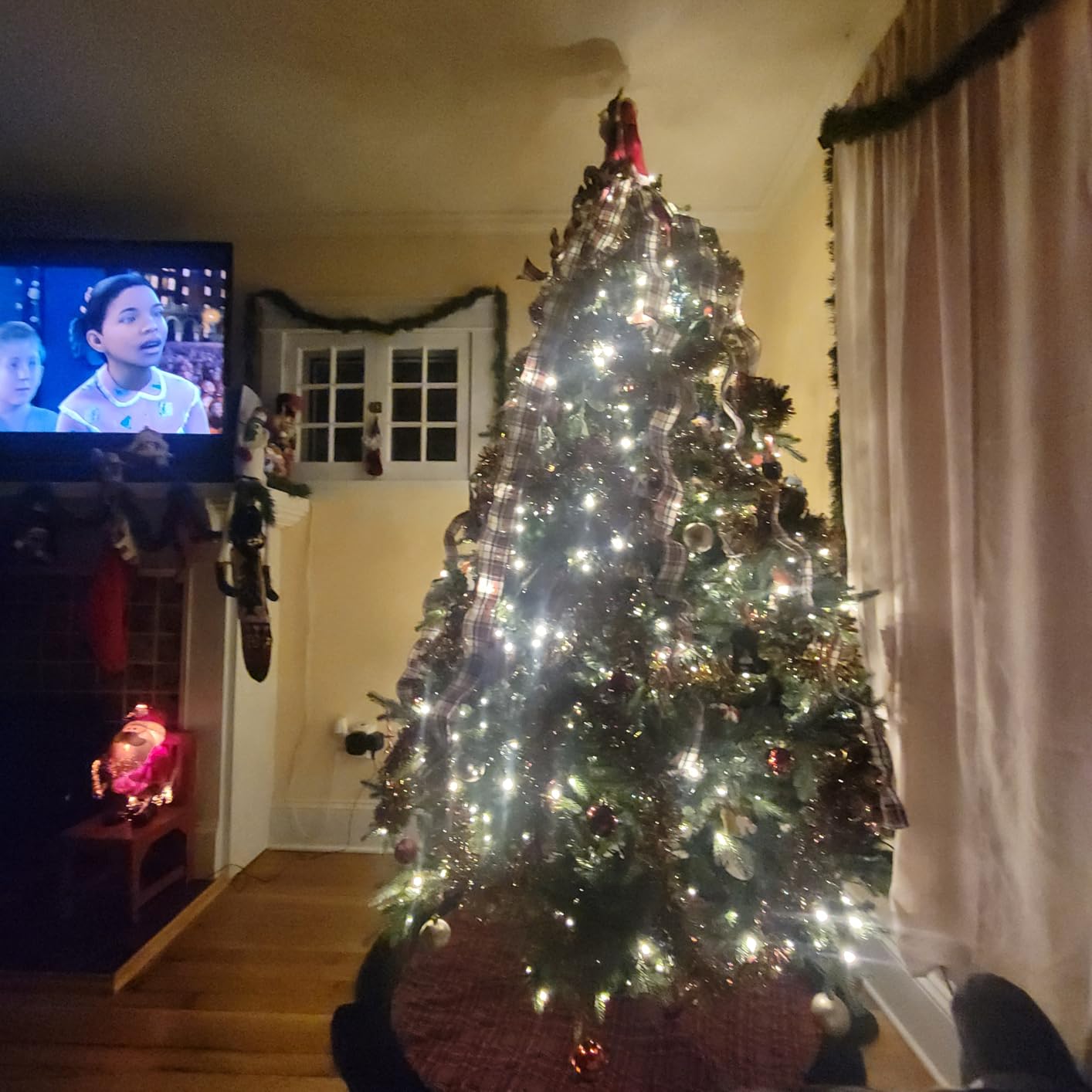 Naomi Home Cynthia 7.5ft Prelit Aritificial Christmas Tree with 3661 Branch Tips, 800 Warm Lights and Metal Stand, 60