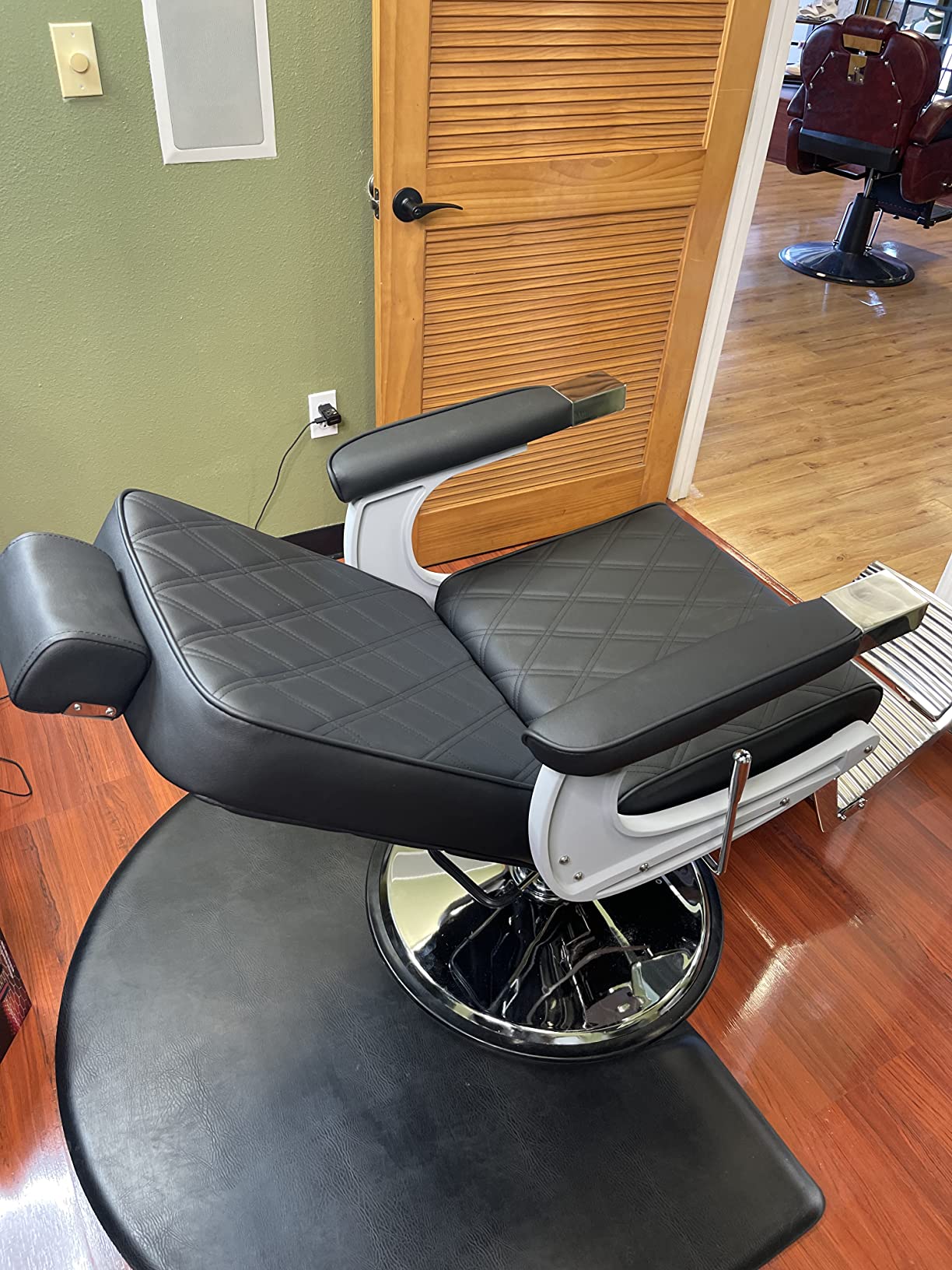 BarberPub Heavy Duty Metal Vintage Barber Chair All Purpose Hydraulic Recline Salon Beauty Spa Shampoo Equipment 3825 Black with Gold Frame customer photo 1