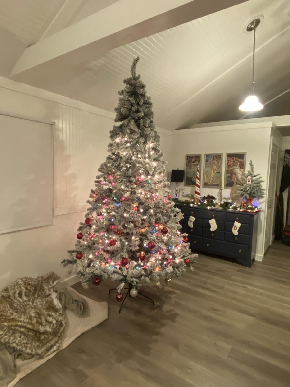 COSTWAY 9 FT Snow Flocked Christmas Tree, Artificial Holiday Hinged Pine Tree with 1498 Branch Tips, Solid Metal Stand, Premium Xmas Full Fake Tree for Home, Office, Party Decoration customer photo 1