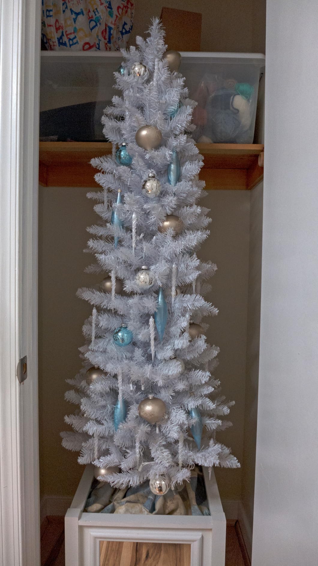 Goplus 6ft Pre-Lit Pencil Christmas Tree, Artificial Slim Xmas Tree with 180 Warm-White LED Lights, 390 Branch Tips, Foldable Metal Stand, for Home Office Indoor Holiday Decor customer photo 2