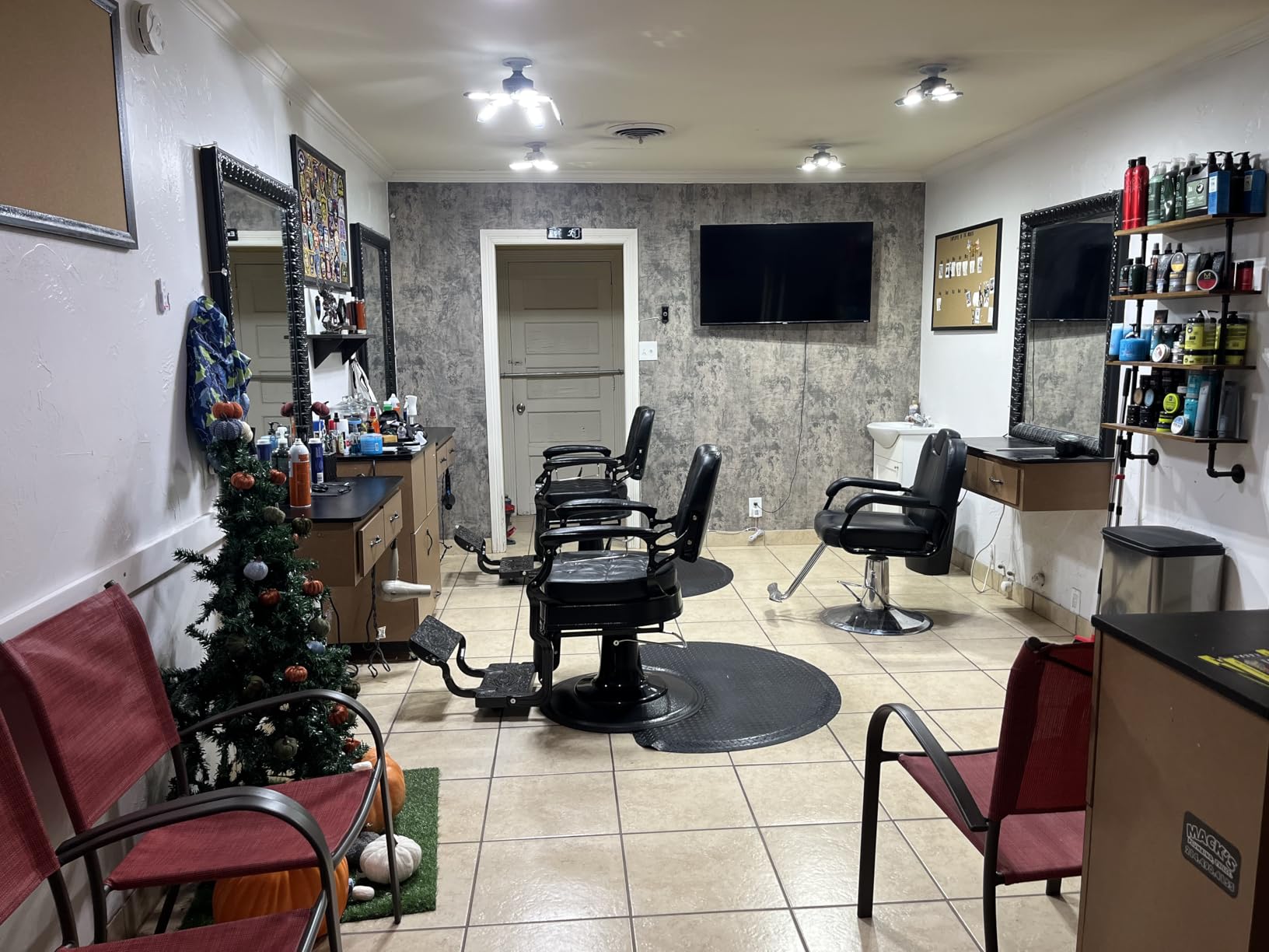 Winado Heavy Duty Vintage Recline Barber Chair Hydraulic with Headrest Supports up to 700lbs and 360 Rotatable Professional Salon Beauty Spa Shampoo Equipment customer photo 1