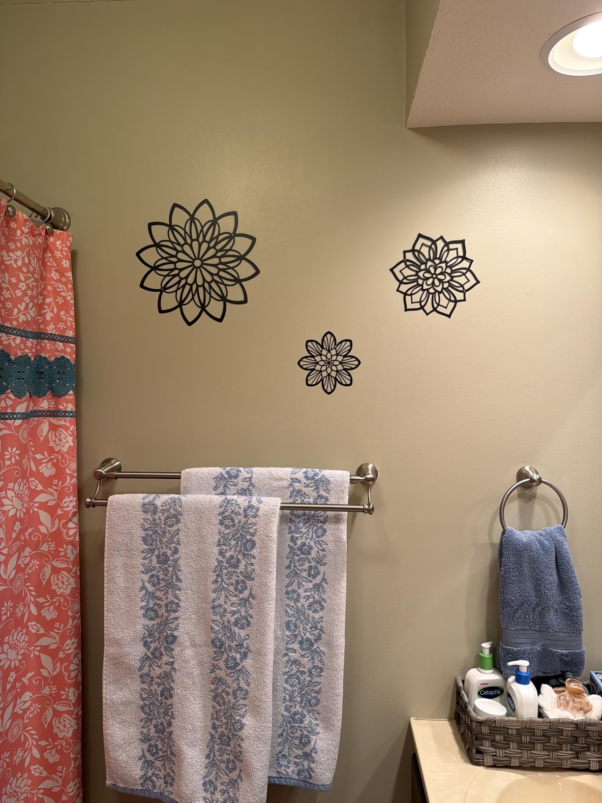 Zzbakress 3 Pieces Metal Flowers Wall Decor, Black Wall Decors, Flower Art Wall Decor Farmhouse Wall Decoration Multiple Flowers Hanging Decor for Bathroom Living Room Garden Office (Black Elegant) customer photo 2