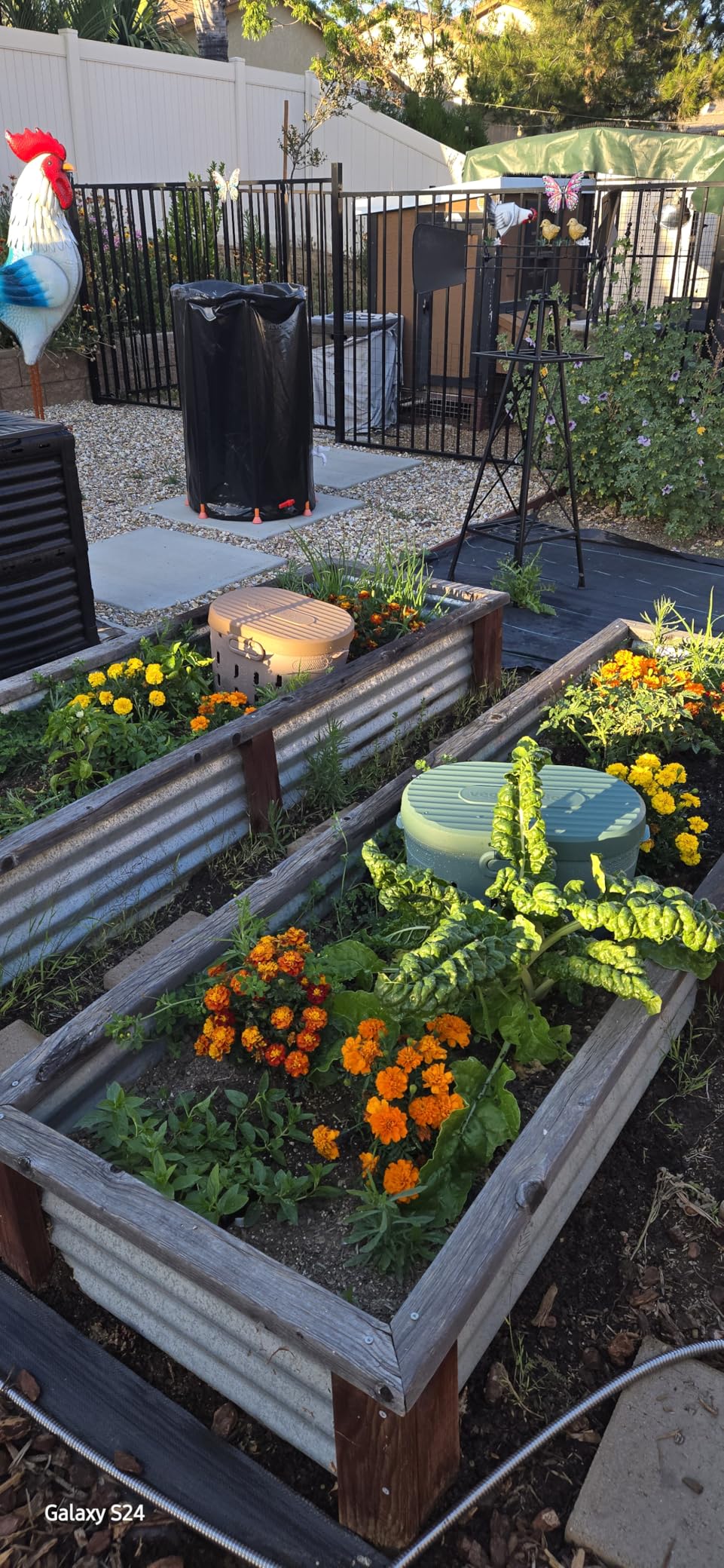 Vego Garden In-Ground Worm Composter Outdoor Farm Compost Bin 7 Gallons BPA-Free Composting System for Raised Garden Beds, Tawny Brown customer photo 1