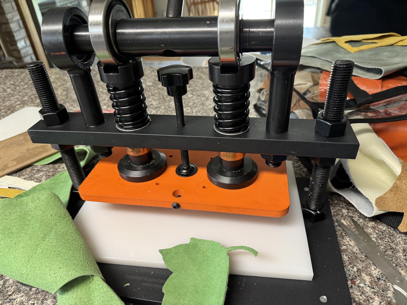 VEVOR Leather Cutting Machine, 10.2 x 4.7 in Embossing Plate Manual Die Cutter, 0.47 in Pressure Stroke Leather Embossing Machine, Dual Guide Shafts Die Cut Machine for Various of Materials customer photo 2