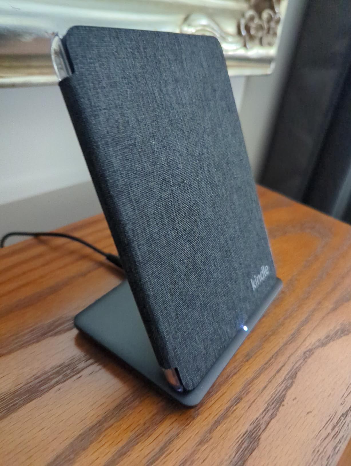 Made for Amazon, Wireless Charging Dock for Kindle Paperwhite Signature Editions (2022 & 2024 Releases) and Kindle Colorsoft Signature Edition customer photo 2
