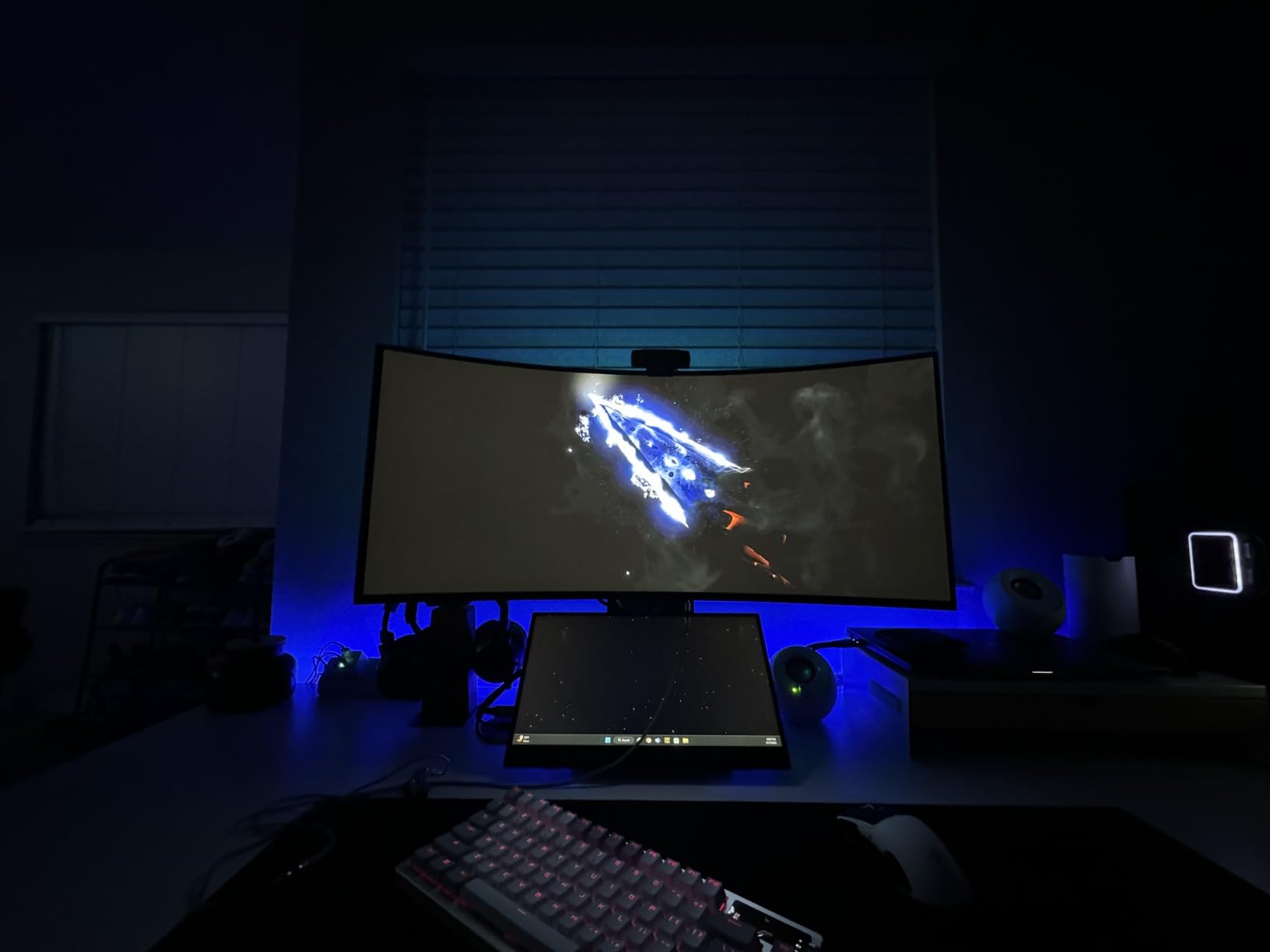 LG 34GS95QE 34-inch Ultragear OLED Curved Gaming Monitor WQHD 1440p 800R 240Hz 0.03ms AMD FreeSync Premium Pro NVIDIA G-Sync HDMI 2.1 DisplayPort Tilt/Height/Swivel Stand Black customer photo 2