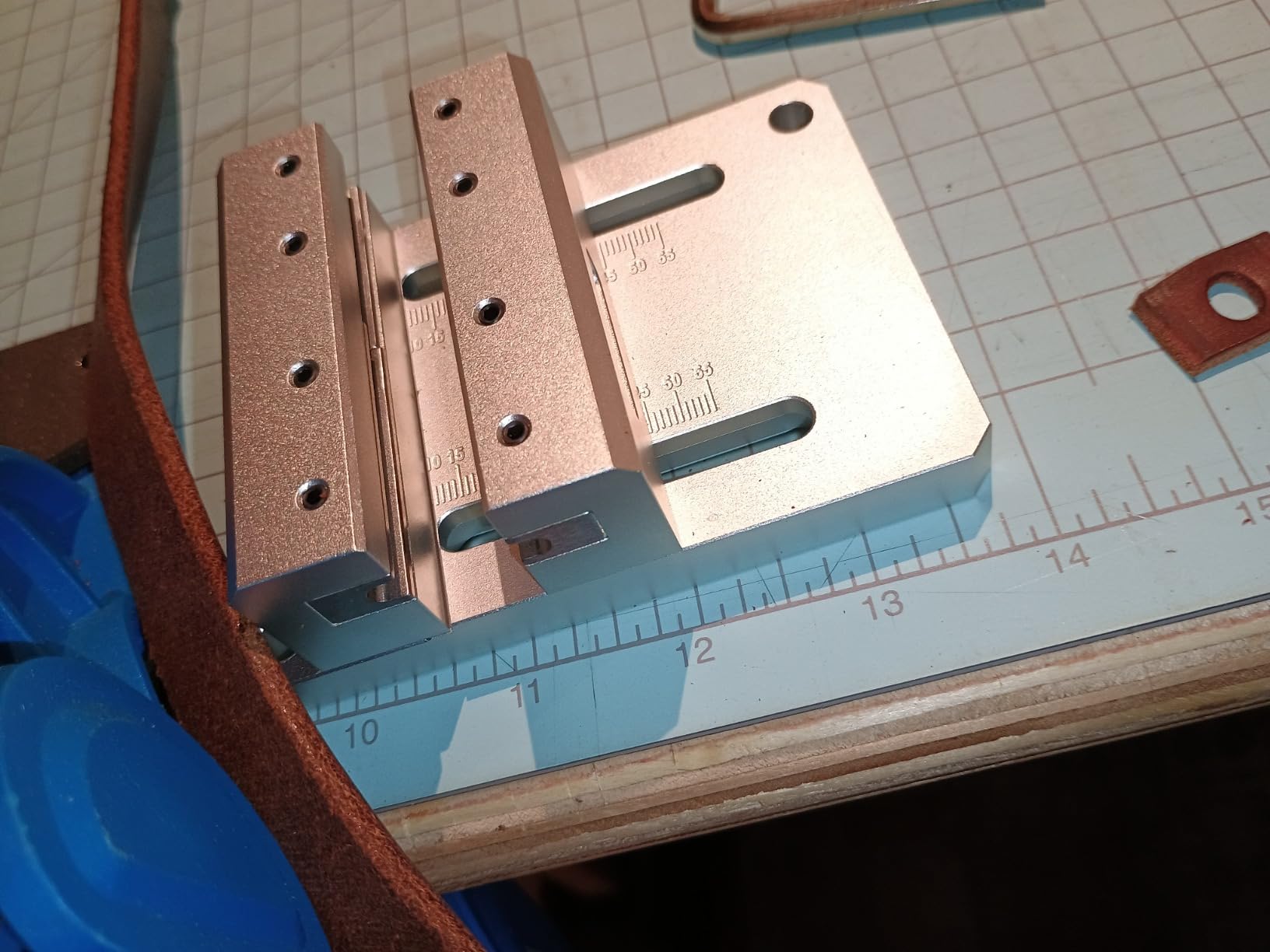 Leather Edge Trimmer for Belts and Straps, Adjustable Desktop Leather Edge Beveler Tool, Aluminum Leather Edger Machine for 3.5-4.5mm Thick Leather, DIY Leathercraft Belt Strap Finishing customer photo 2