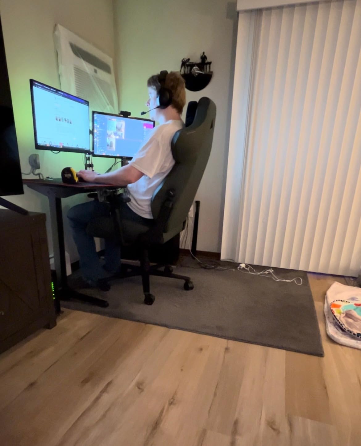 Corsair TC500 Luxe Gaming Chair - Premium Breathable Fabric - Wide Seat - Five-Way Adjustable Armrests - Adjustable Built-in Lumbar Support - 90-135 Degree Recline - Shadow customer photo 1