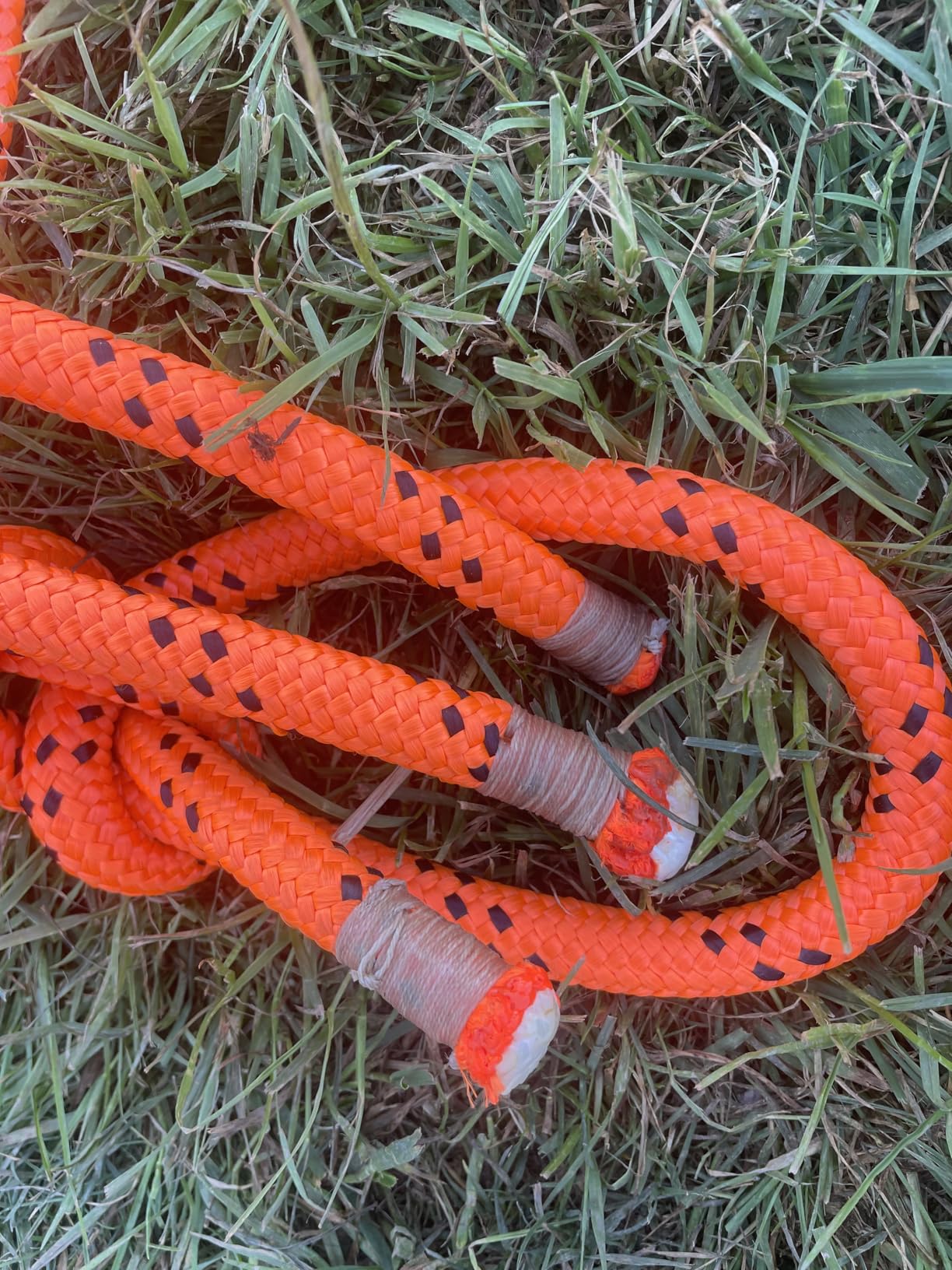 VEVOR Double Braided Polyester Rope, 1/2 in x 120 ft, 48 Strands, 8000 LBS Breaking Strength Outdoor Climbing Rope, Arborist Rigging Rope for Rock Hiking Camping Swing Rappelling Rescue, Orange/Black customer photo 1