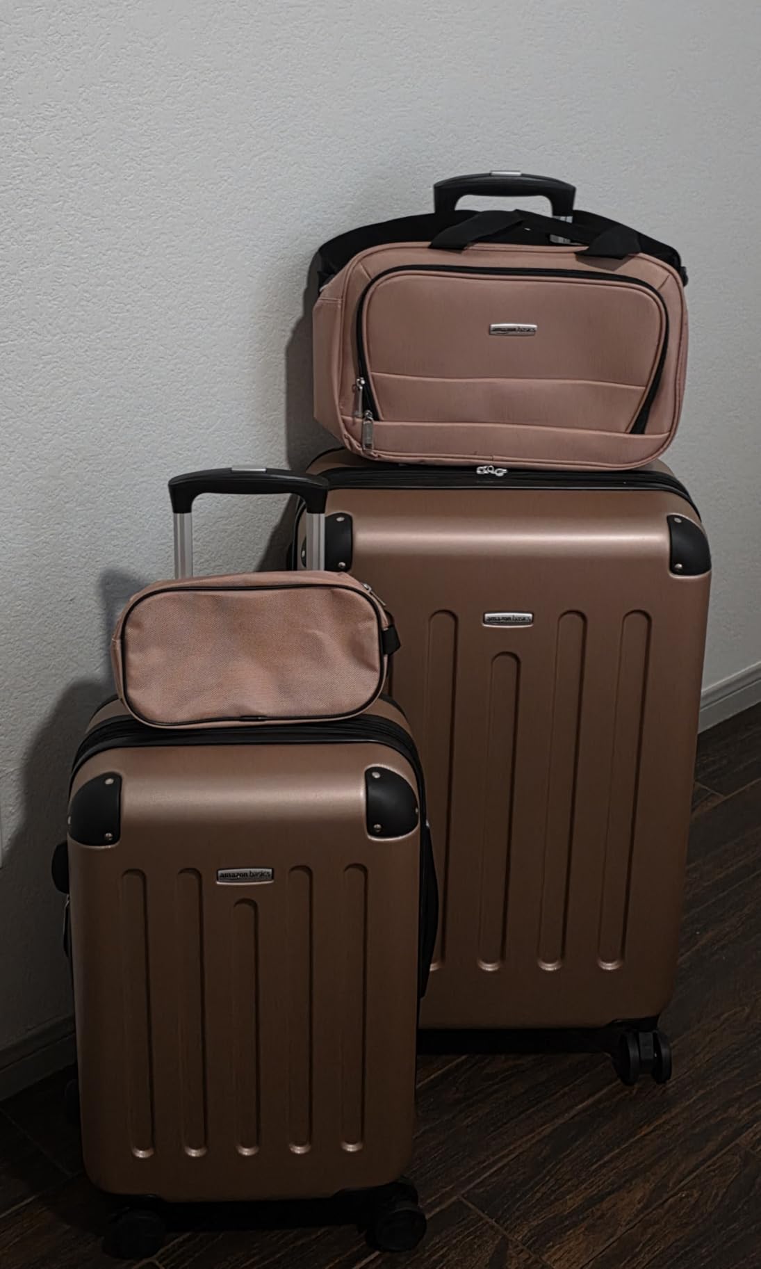 Amazon Basics 4-Piece Luggage Set, Hardside Spinner Suitcases with Multidirectional Wheels (22