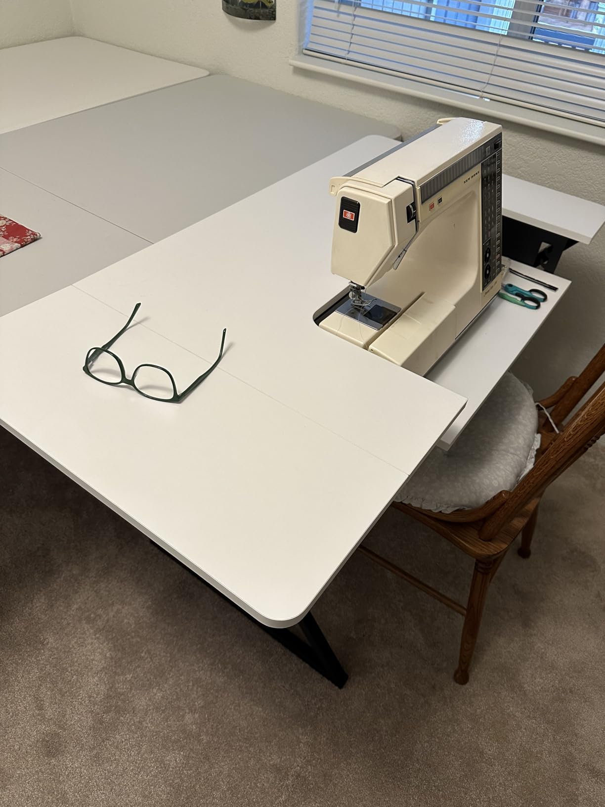 Vividwood Sewing Table, Large Sewing Machine Table with Adjustable Platform and Storage Shelf - White customer photo 1