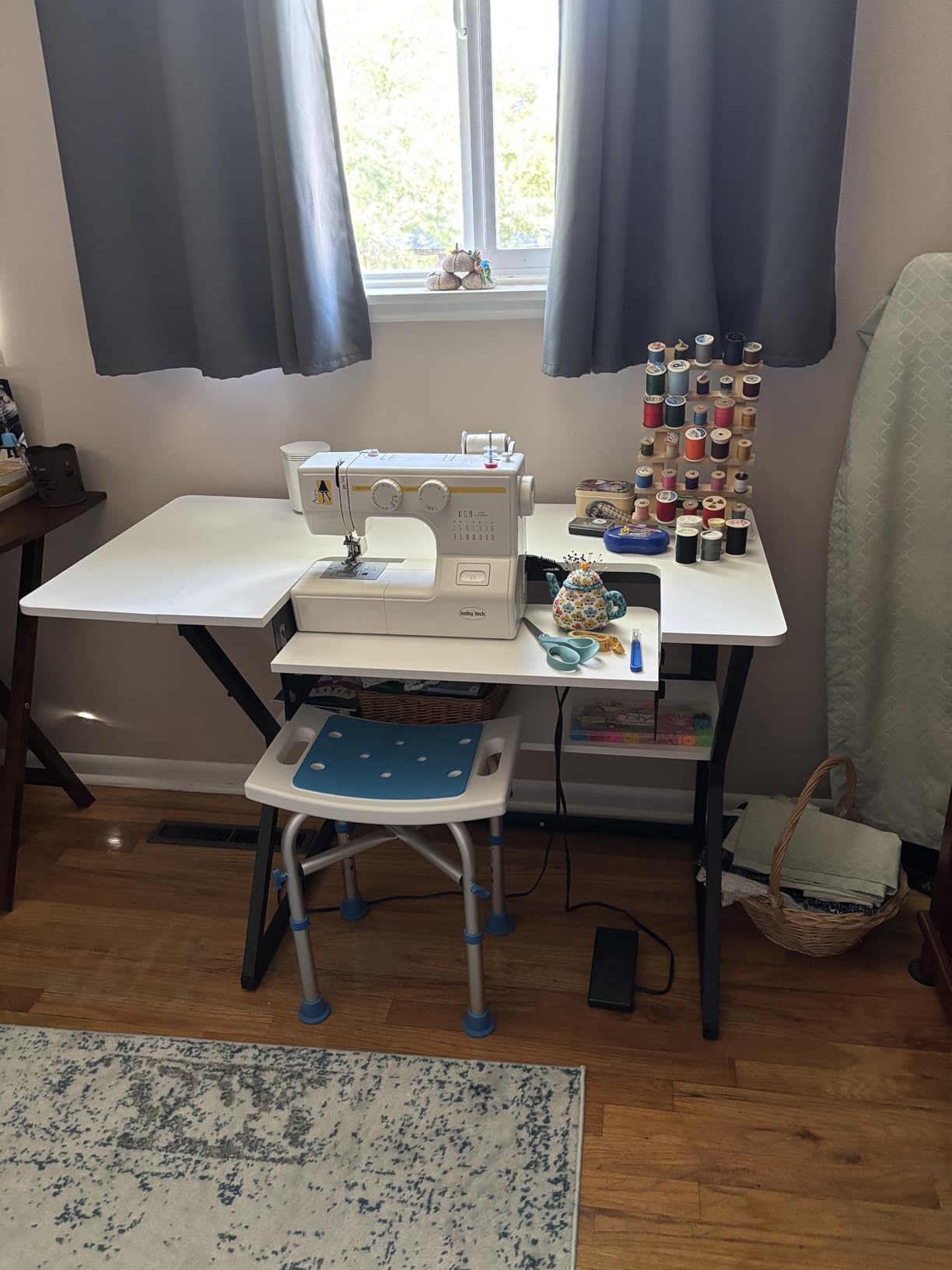 Vividwood Sewing Table, Large Sewing Machine Table with Adjustable Platform and Storage Shelf - White customer photo 2