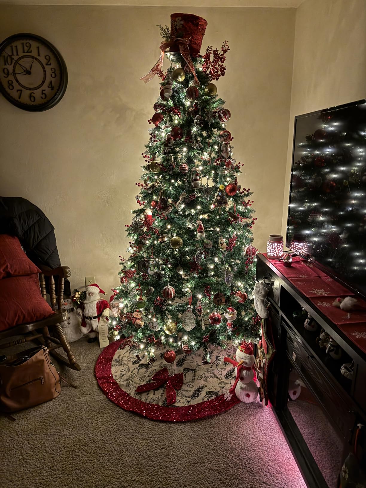 YITAHOME Pre-Lit Mountain Pine Flocked Christmas Tree with Remote, 7.5FT Pre-Decorated Hierarchical Tower Flocked Christmas Tree, 1278 Branch Tips, 550 Lights, 55 Pine Cones for Party Home Deco customer photo 2