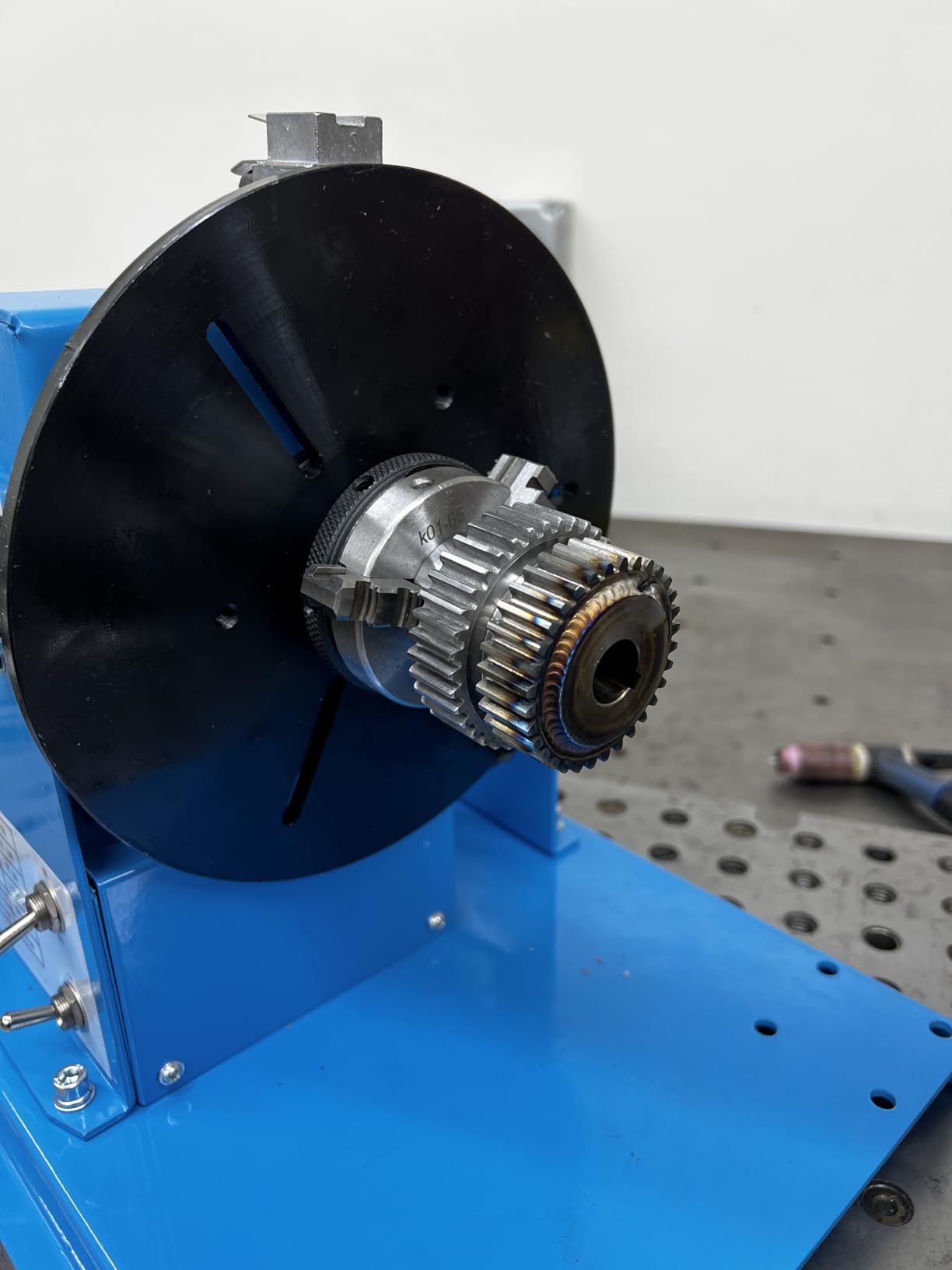 VEVOR Rotary Welding Positioner 50KG, Adjustable 0-90 Degree Turntable for Welding 0.5-6RPM 120W, Includes 12.4 Inch 3-Jaw Lathe Chuck and Torch Stand customer photo 2