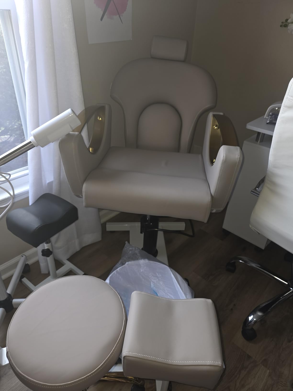 Pedicure Chair No Plumbing, Reclining Pedicure Station Upgraded 360 Swivel Hydraulic Lift with Footrest & Massage Bowl, Hydraulic Pedicure Unit for Foot Spa White customer photo 2