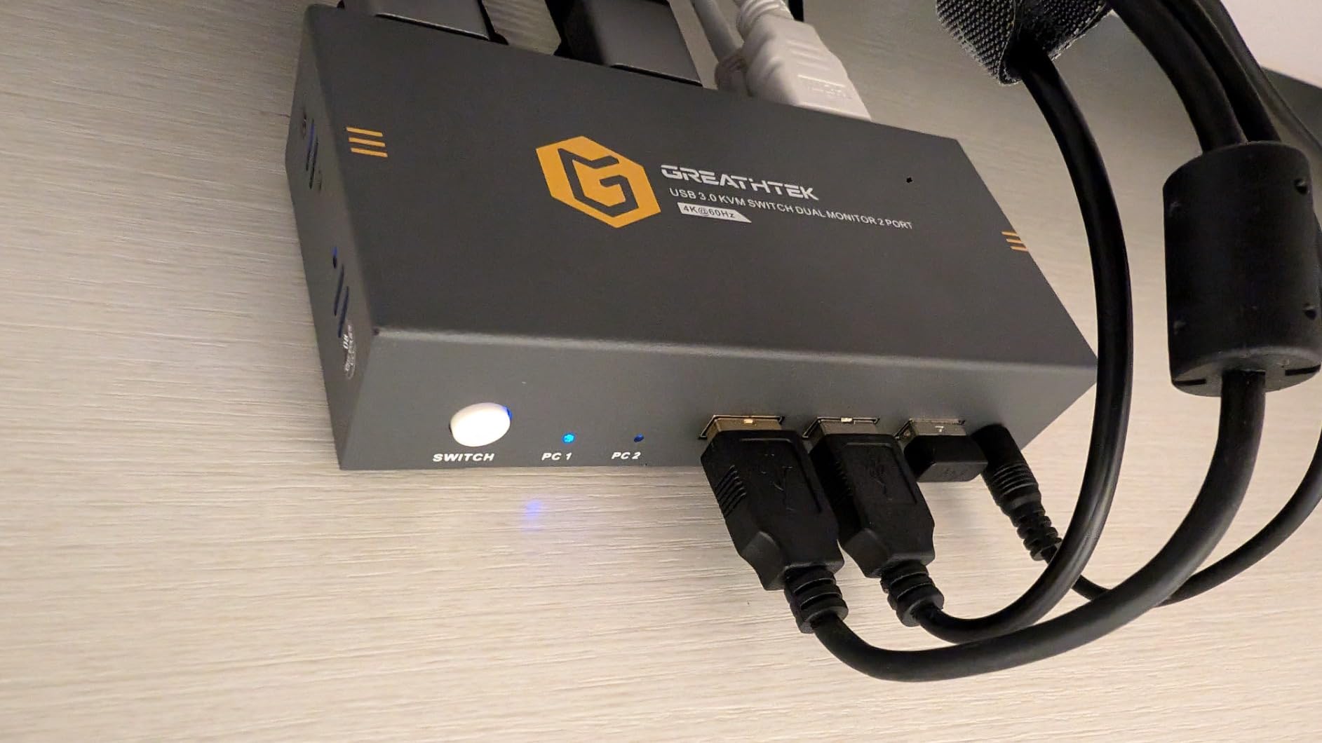 KVM Switch 1 Monitors 2 Computers Displayport 8K@60Hz, USB3.0 KVM Switch Displayport with 3 USB 3.0 Ports EDID Adaptive Sharing Mouse Keyboard and Monitor Plug and Play customer photo 1