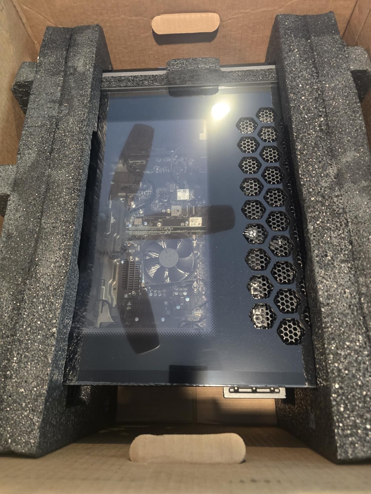 Alienware Aurora Gaming Desktop ACT1250 - Intel Core Ultra 7 265F, 32GB DDR5 RAM, 1TB SSD, NVIDIA GeForce RTX 5070, 1000W Platinum Rated PSU, Windows 11 Home, Clear Panel customer photo 1