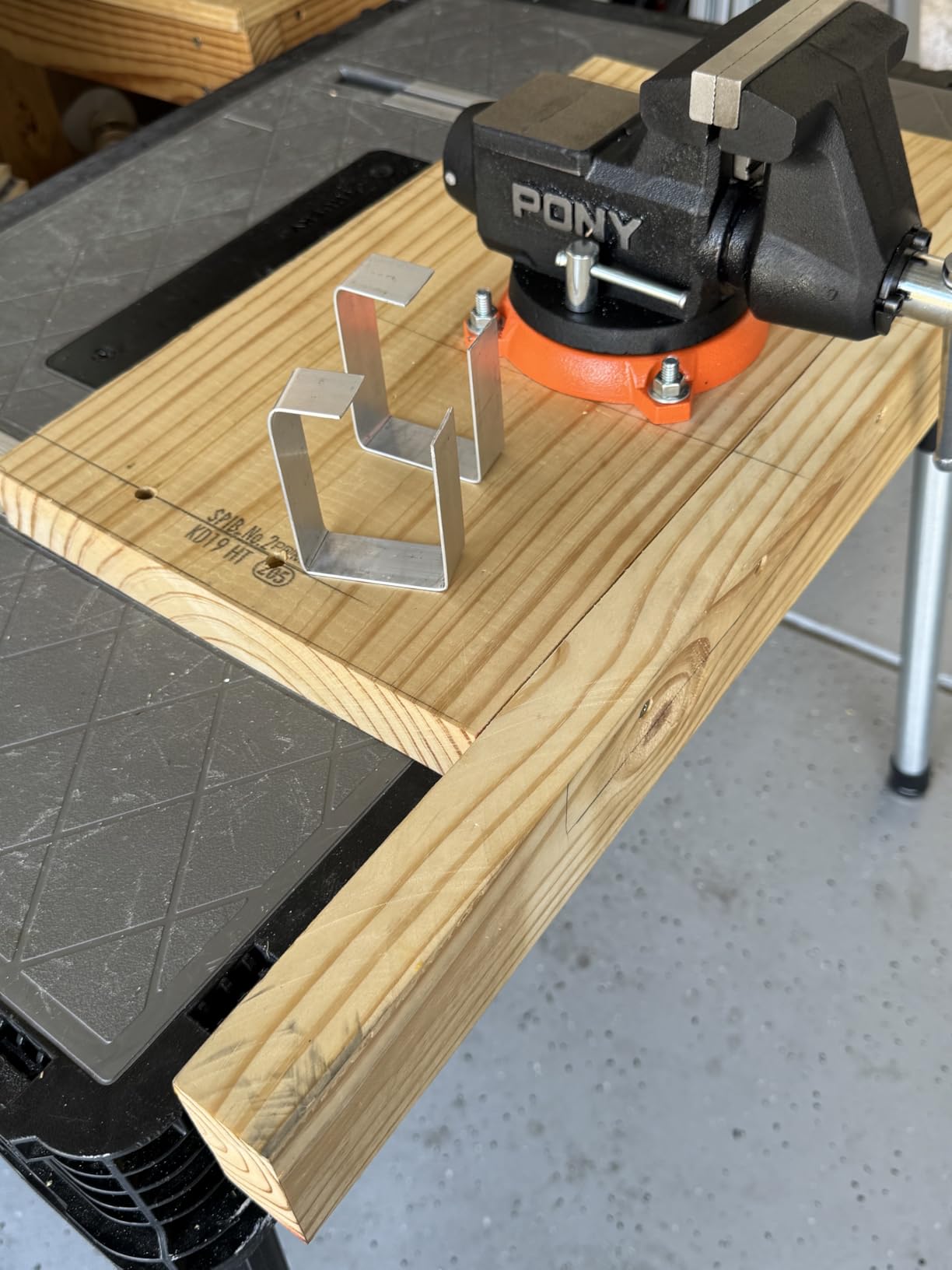 PONY 6 Inch Heavy Duty Bench Vise 8800LBS Clamping Force, Pro Workshop Workbench Vise with 360-Degree Rotatable Base and Anvil, 6-inch Jaw Opening and Width for Woodworking, Drilling, Pipe Cutting customer photo 1