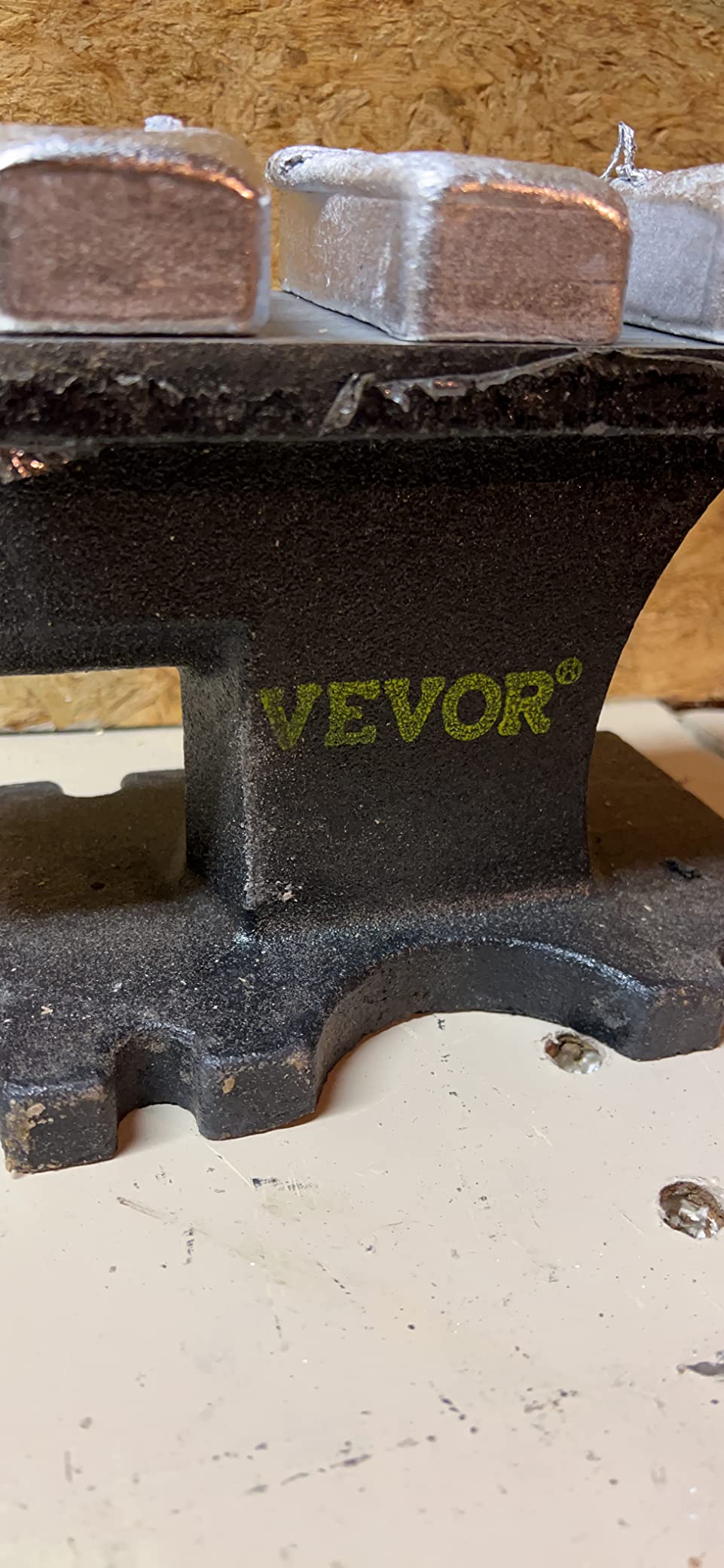VEVOR Single Horn Anvil, 116lbs Cast Steel Anvil, High Hardness Rugged Round Horn Anvil for Blacksmiths, with Large Countertop and Stable Base, Metal Working Tool for Metal Bending, Shaping, Twisting customer photo 1
